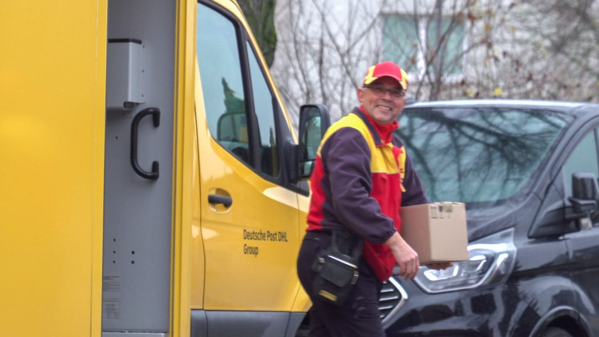 Gut gelaunt: Paketbote Mario Zahl mag seinen Job.