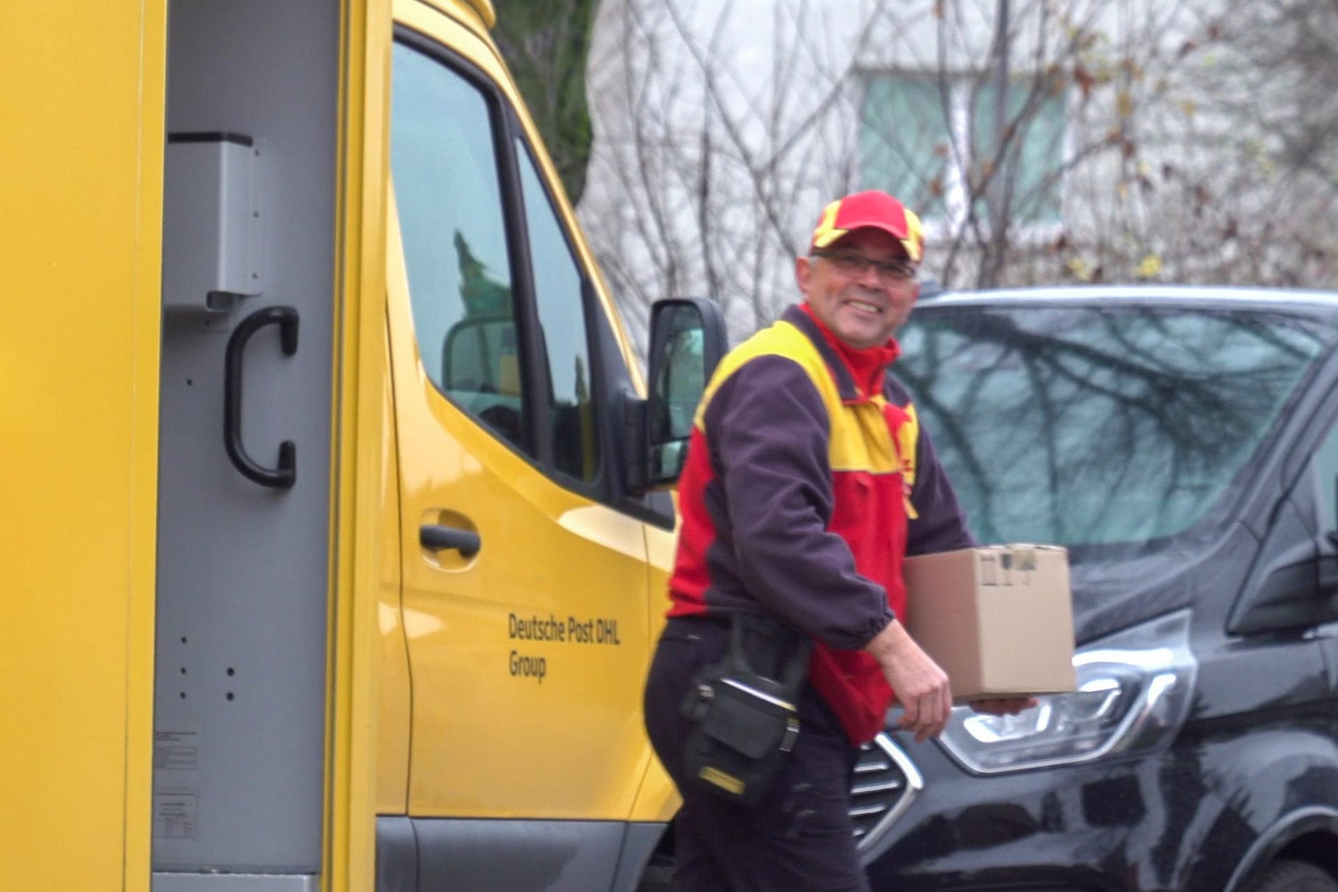 Gut gelaunt: Paketbote Mario Zahl mag seinen Job.