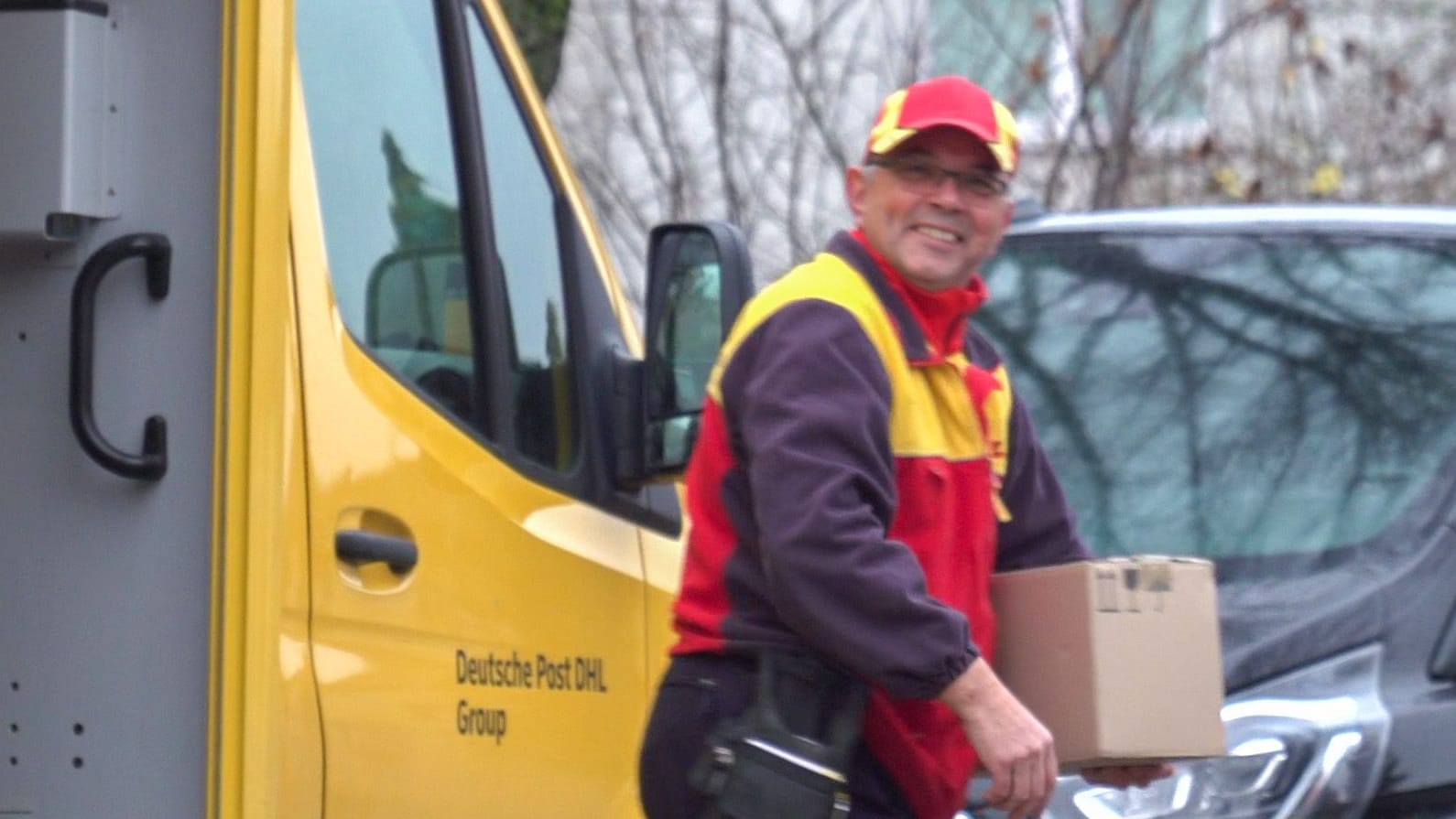 Gut gelaunt: Paketbote Mario Zahl mag seinen Job.