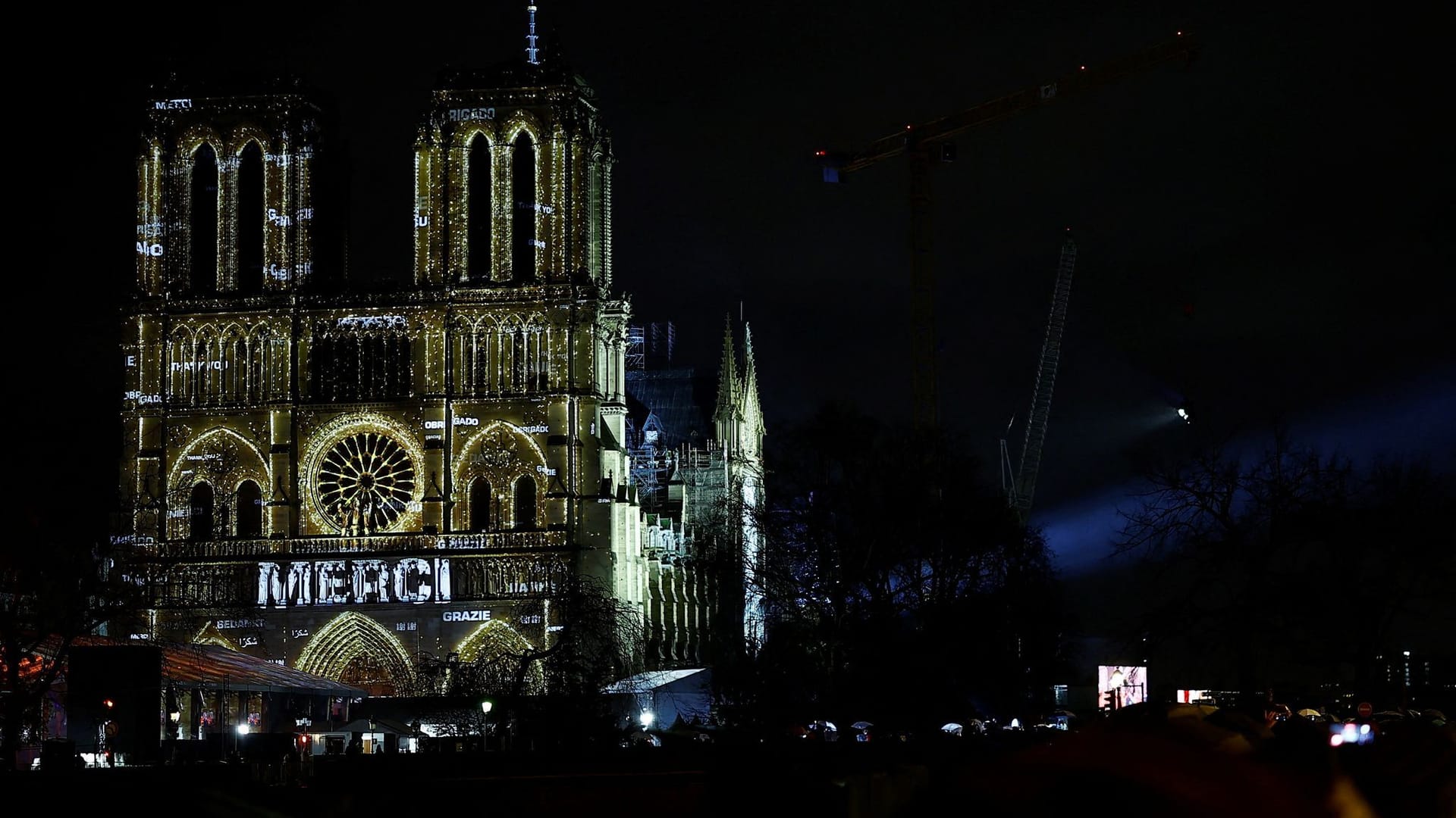 Das französische Wort für "Danke" wird auf die Kirche geworfen: Vor mehr als fünf Jahren hatte ein Feuer sie zerstört.