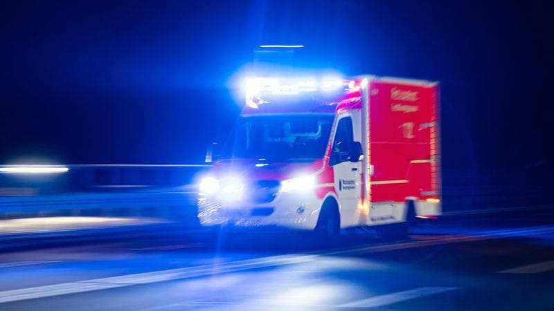 Ein Rettungswagen fährt mit Blaulicht zu einem Einsatz. Drei Menschen sind bei einem Zusammenstoß von zwei Autos westlich von Ludwigsburg verletzt worden. (zu dpa: «Von mehreren Autos überrollt - Junger Mann stirbt»)