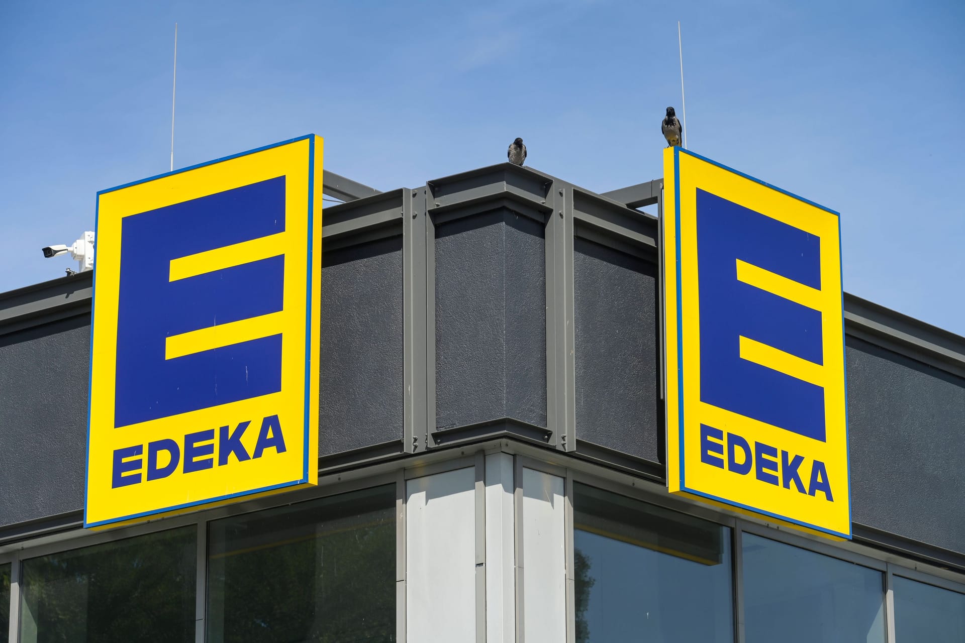 Edeka-Filiale in Deutschland (Symbolfoto): Beim großen Feuerwerksverkauf machen nicht alle mit.