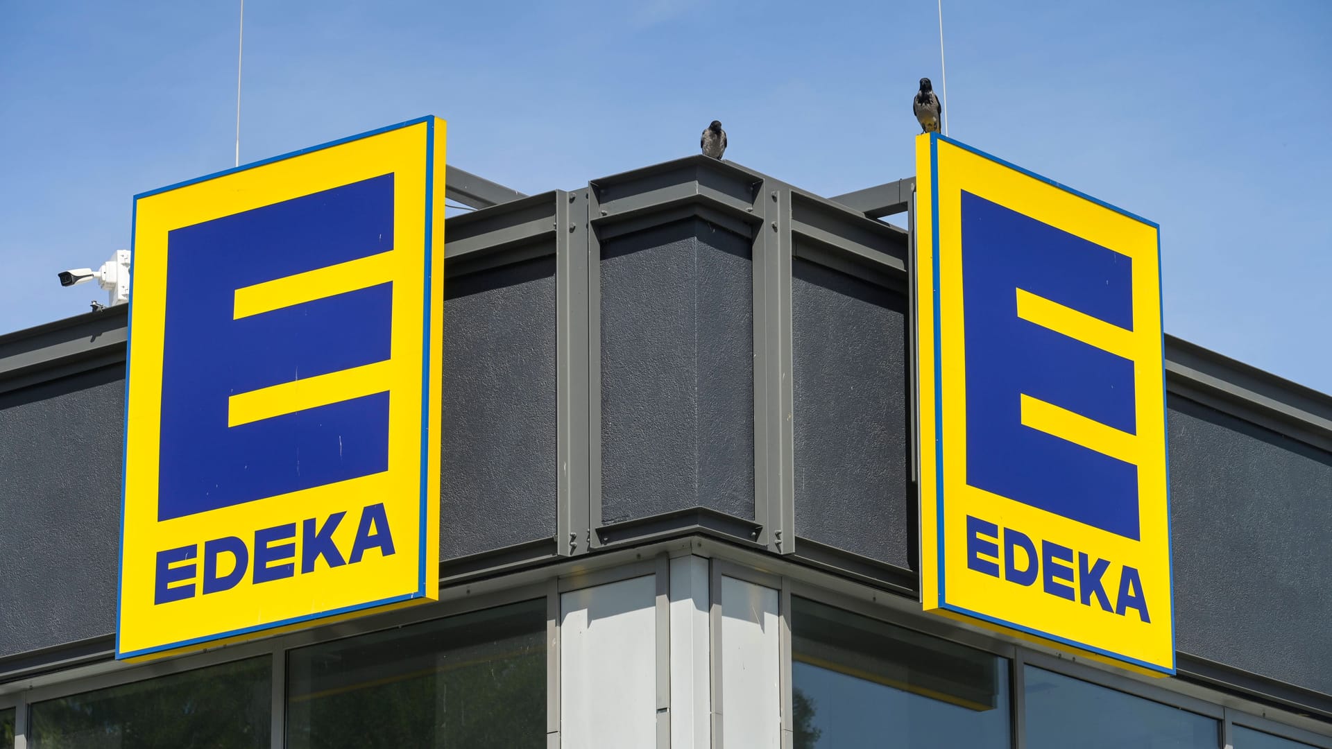 Edeka-Filiale in Deutschland (Symbolfoto): Beim großen Feuerwerksverkauf machen nicht alle mit.