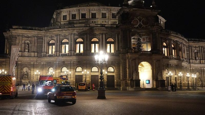 Rettungskräfte sind am Abend vor der Semperoper in Dresden im Einsatz.