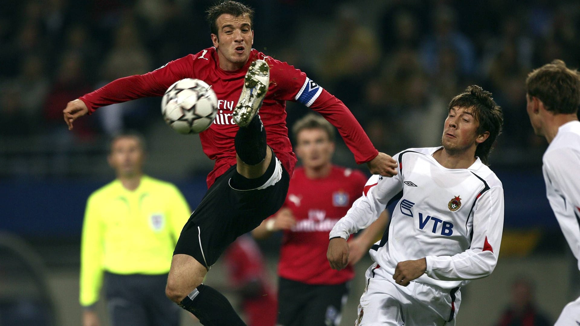 Rafael van der Vaart (l.) erobert den Ball gegen Anton Grigoriev (r.): Der HSV-Kapitän spielte eine große Rolle beim 3:2-Sieg gegen ZSKA Moskau.