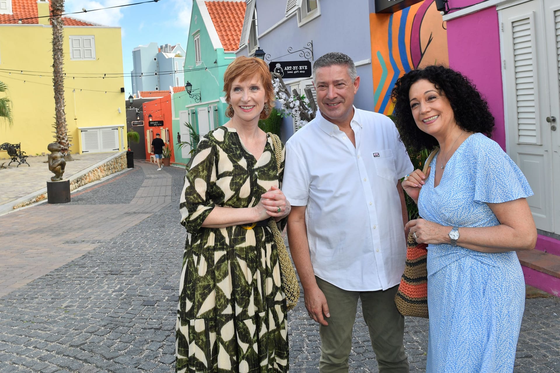 Joachim Llambi mit Barbara Wussow und Fanny Stavjanik in einer "Traumschiff"-Folge.