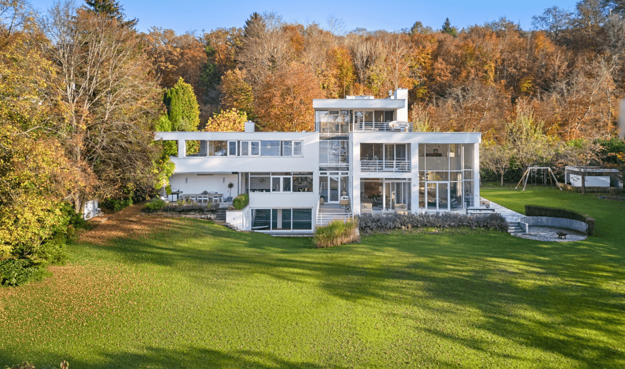 Die Villa steht auf mehr als 3.800 Quadratmetern Grundstück.