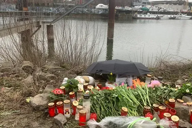 Gedenkstätte am Köln-Mühlheimer Hafen: Hier wurde die Leiche gefunden.