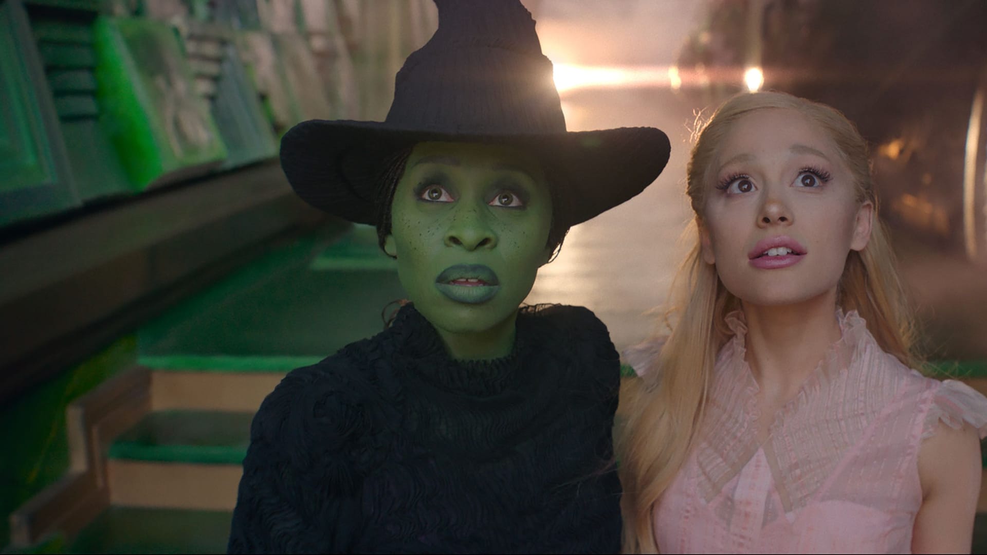 Cynthia Erivo als Elphaba and Ariana Grande als Glinda in "Wicked".