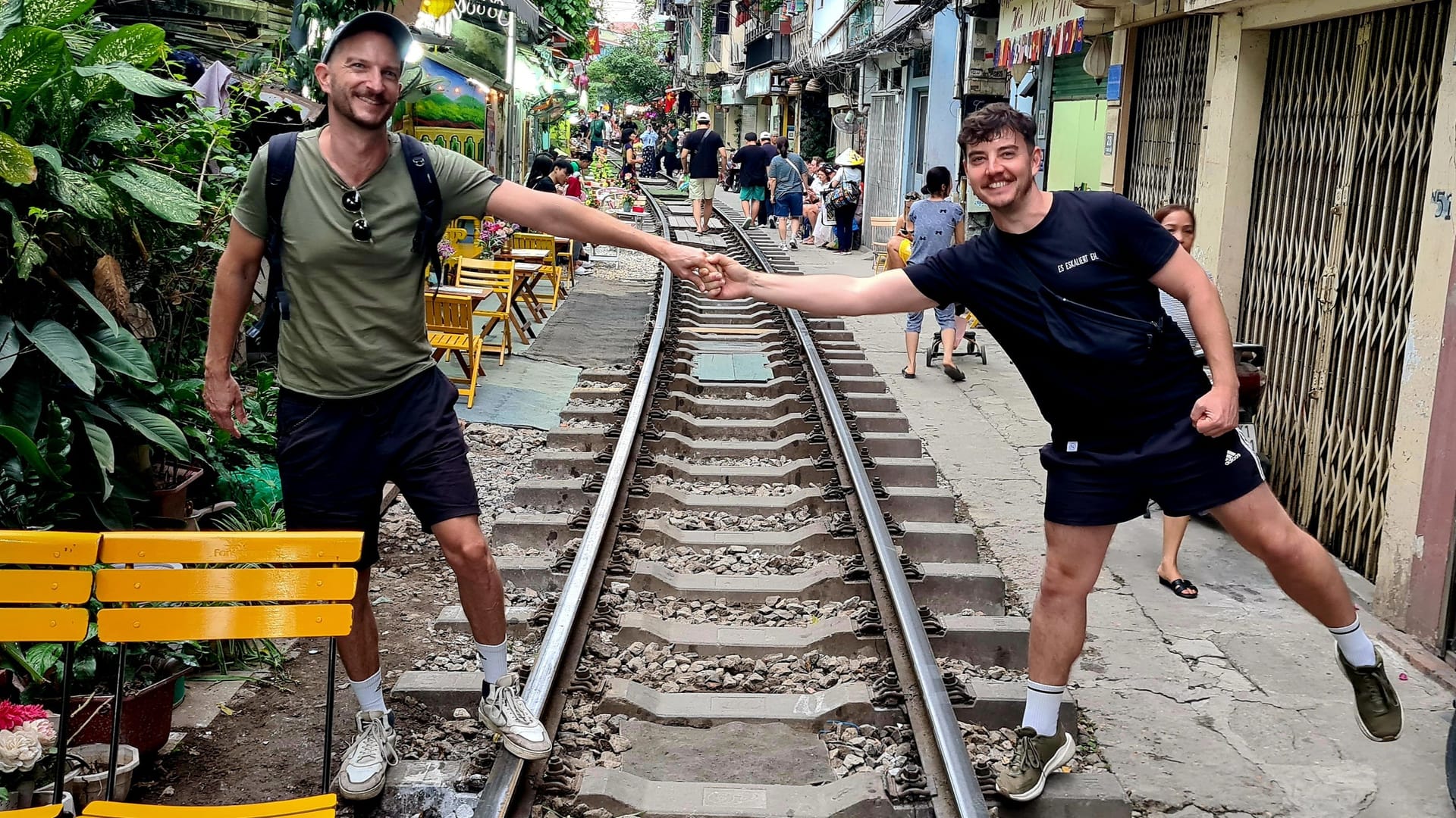 René Schleucher (links) und Sergius Buckmeier: Die Düsseldorfer sind derzeit weit weg von der Heimat unterwegs. Hier in Hanoi, der Hauptstadt Vietnams.