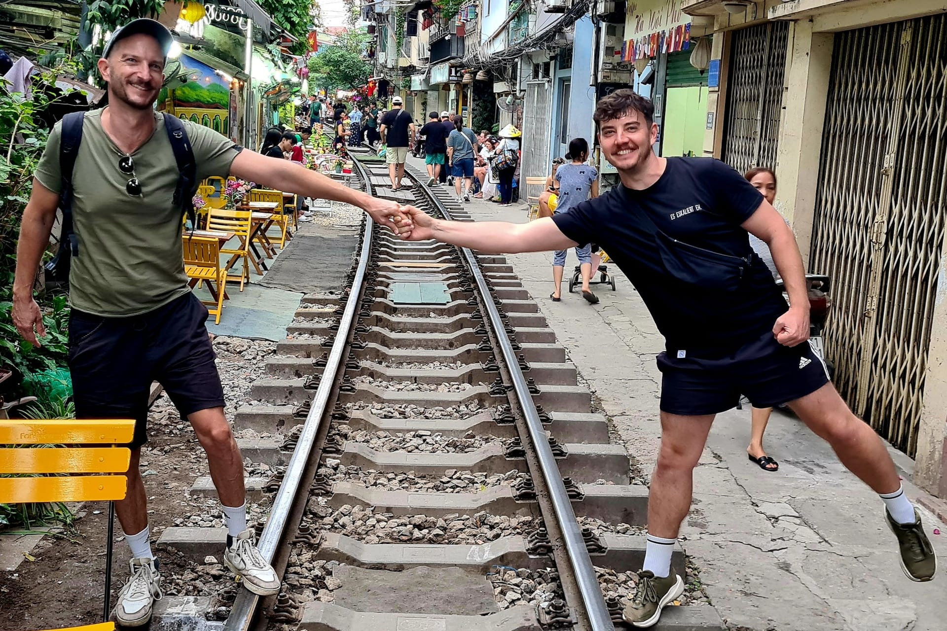 René Schleucher (links) und Sergius Buckmeier: Die Düsseldorfer sind derzeit weit weg von der Heimat unterwegs. Hier in Hanoi, der Hauptstadt Vietnams.