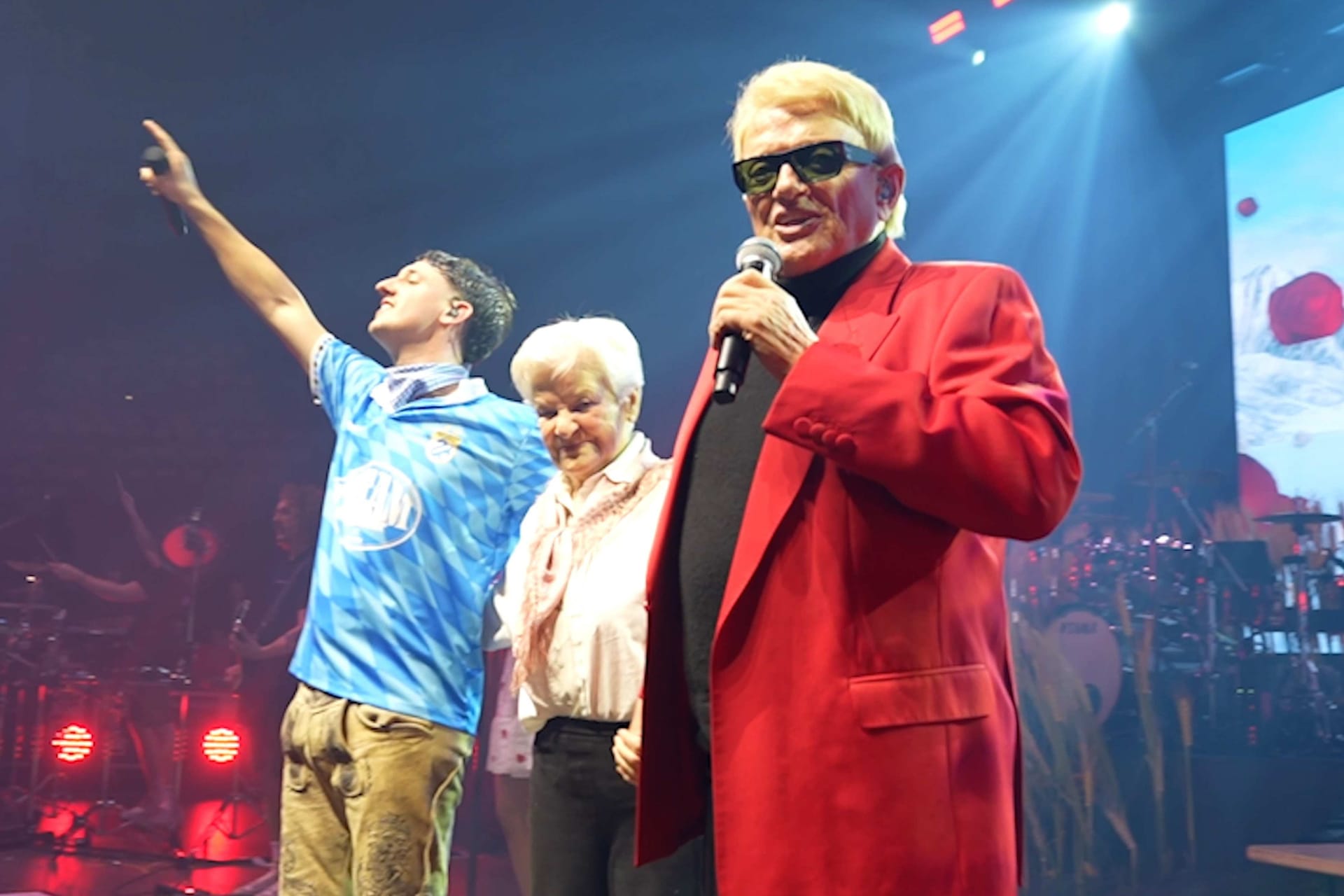 Rapper Tream (l.) gemeinsam mit seiner Oma Anna und Schlagerstar Heino (r.) auf der Bühne.