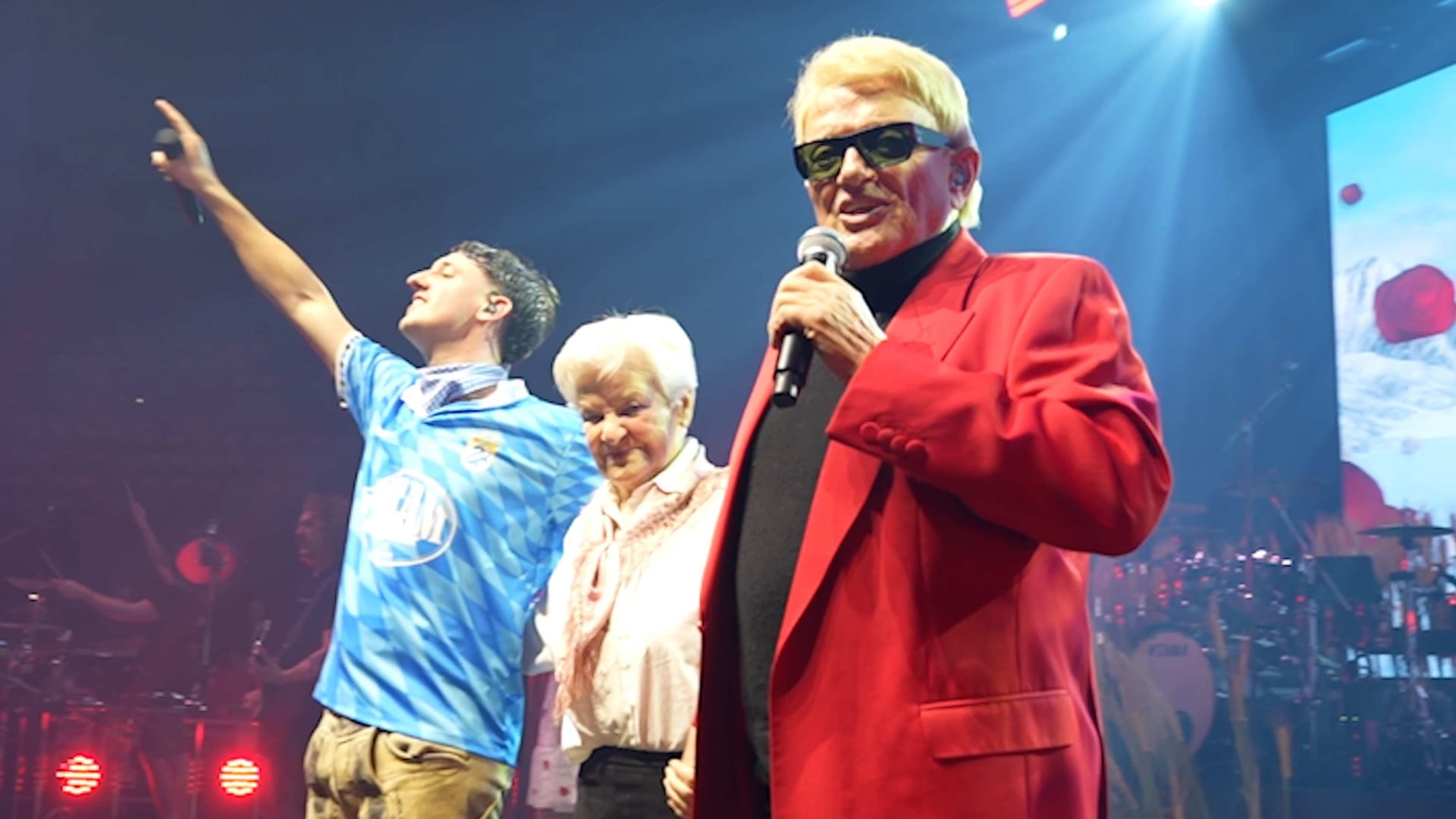 Rapper Tream (l.) gemeinsam mit seiner Oma Anna und Schlagerstar Heino (r.) auf der Bühne.