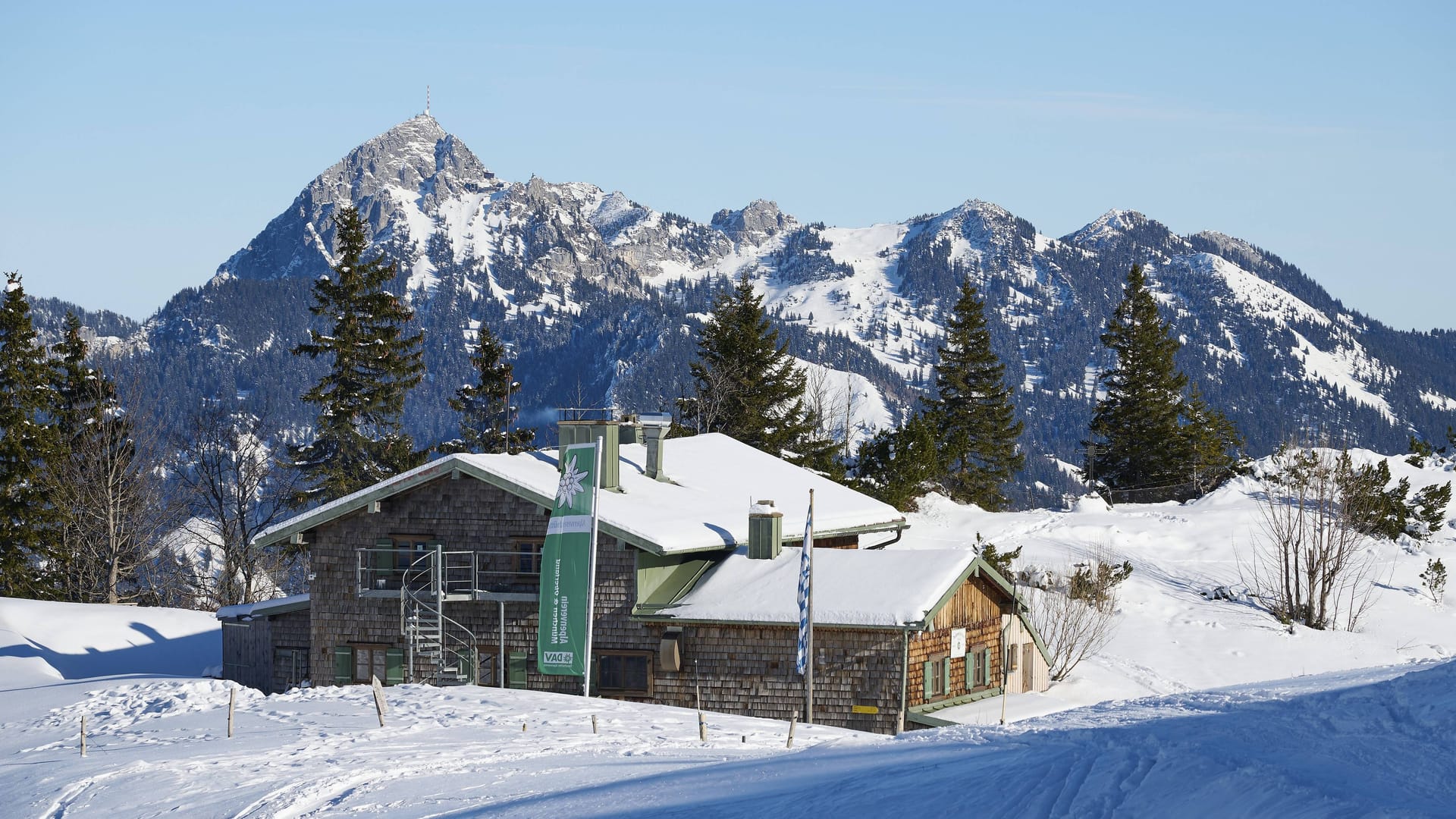 Das verschneite Taubensteinhaus in der Nähe des Spitzingsees. (Archivfoto)