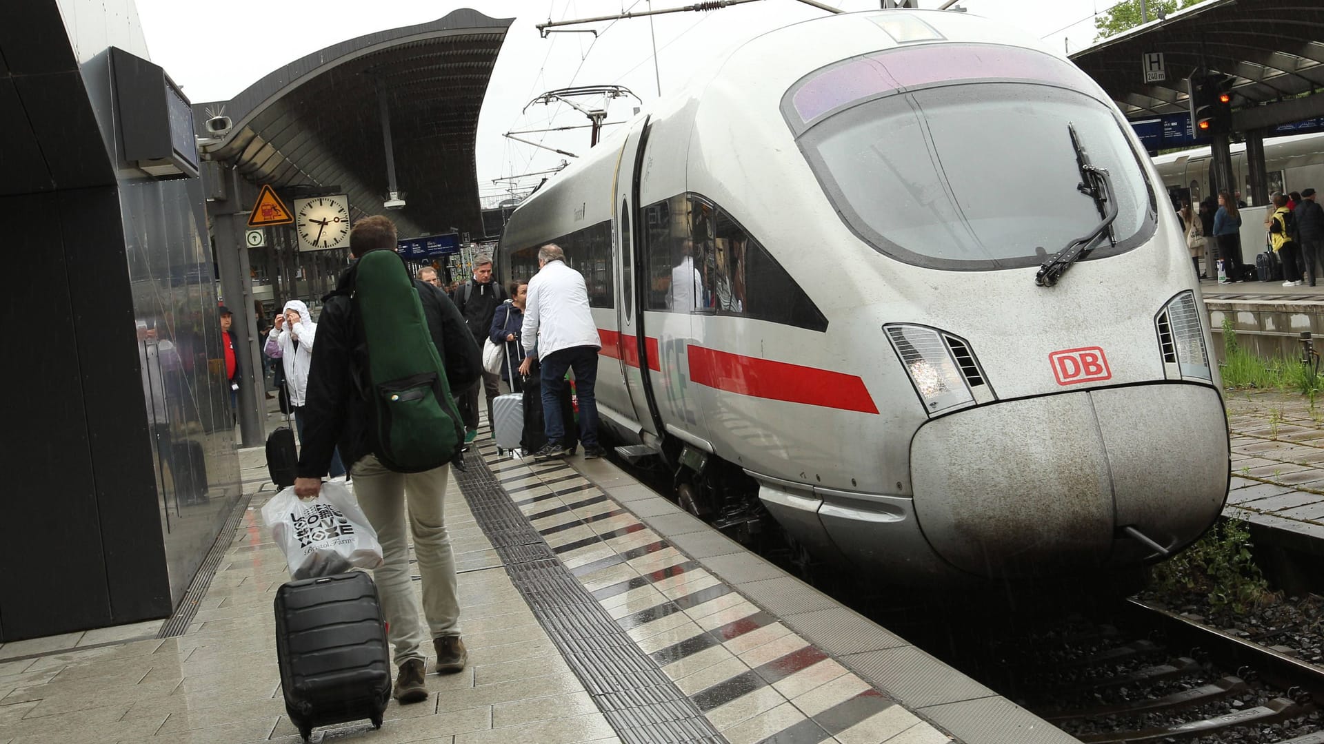 Ein ICE steht am Hauptbahnhof in Hamburg. (Symbolbild): Zum 15. Dezember wechselt die Deutsche Bahn den Fahrplan.