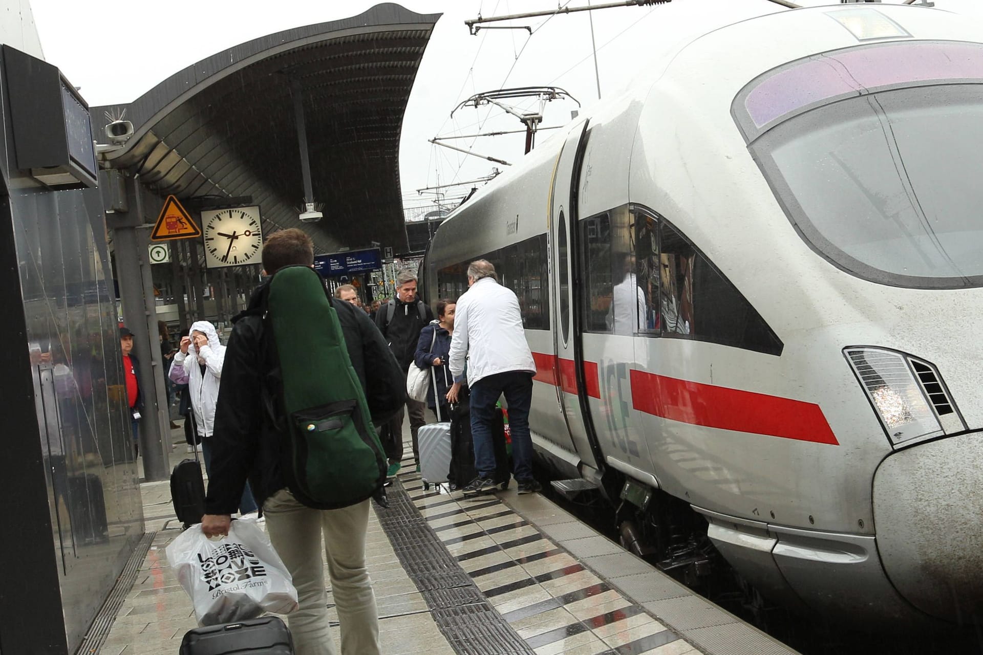 Ein ICE steht am Hauptbahnhof in Hamburg. (Symbolbild): Zum 15. Dezember wechselt die Deutsche Bahn den Fahrplan.