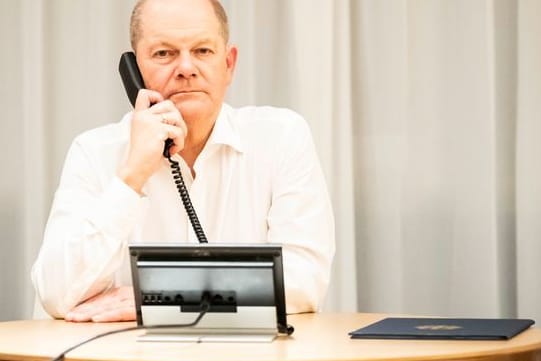 Bundeskanzler Olaf Scholz (SPD) nimmt an einer Telefonschaltkonferenz mit den Staats- und Regierungschefs der G7-Staaten teil (Archivbild).