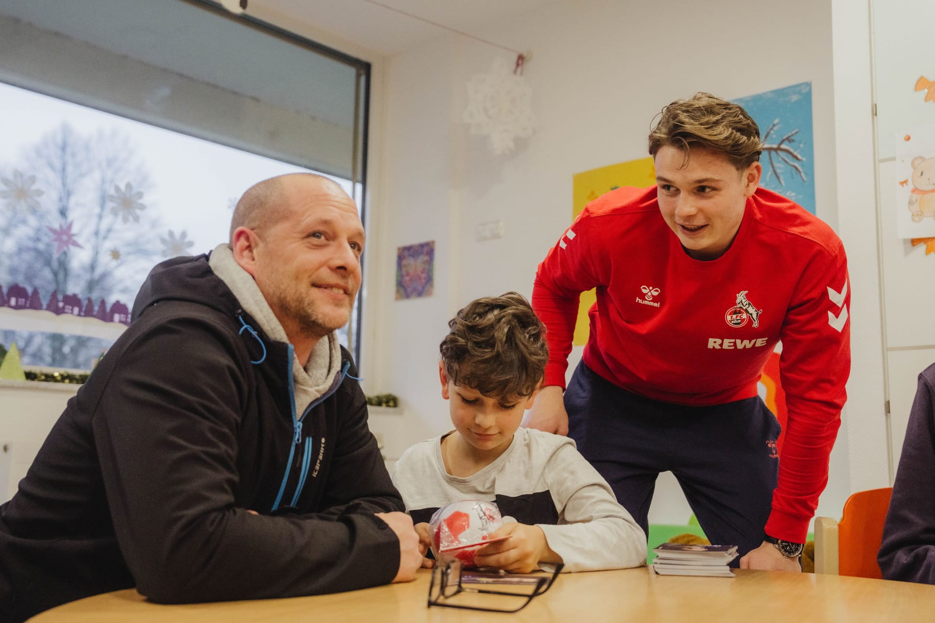 Die Fußballprofis vom FC besuchen Kinderkrankenhäuser in der Vorweihnachtszeit.