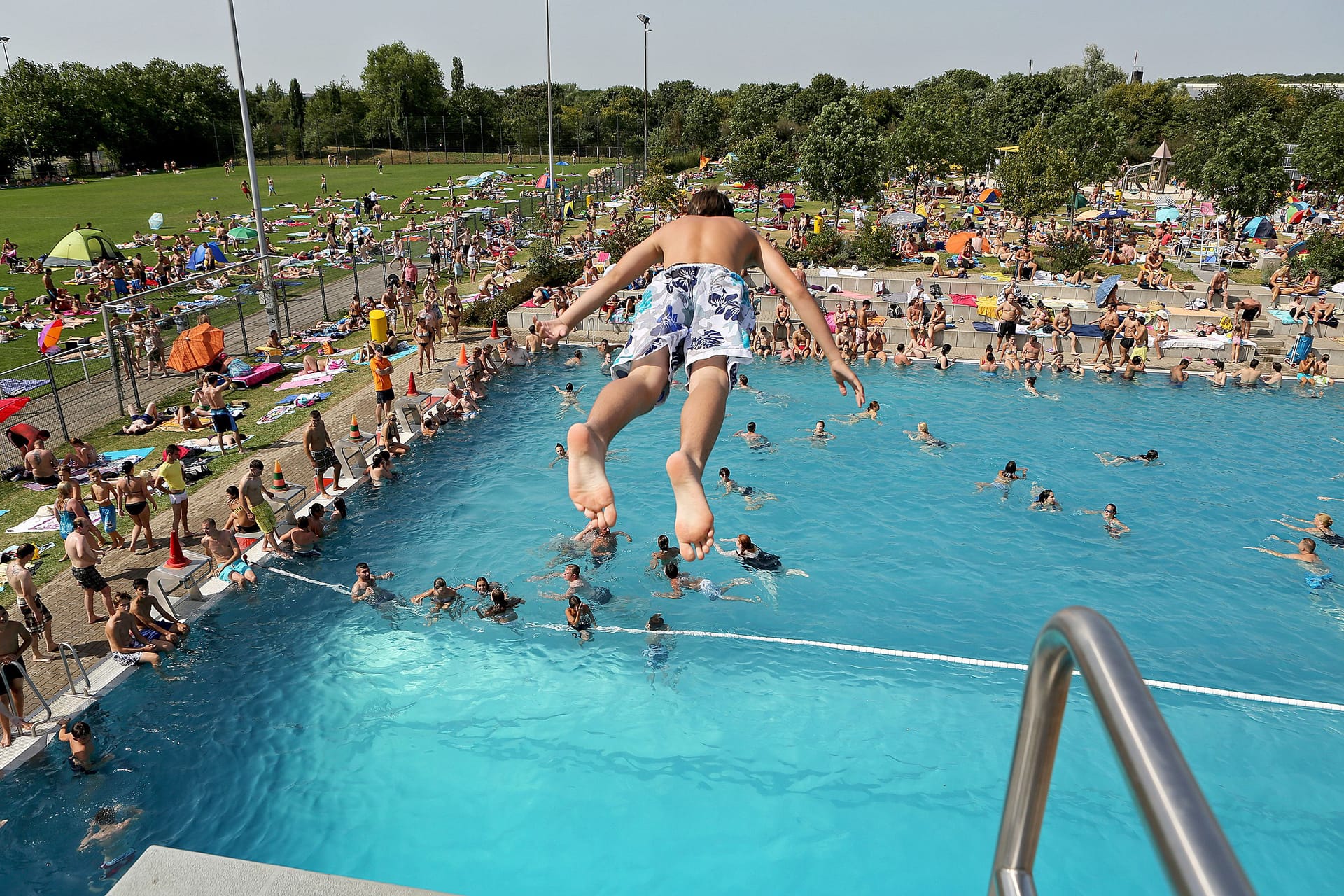 Düsseldorf Freibad Rheinbad Sommer 38 Grad