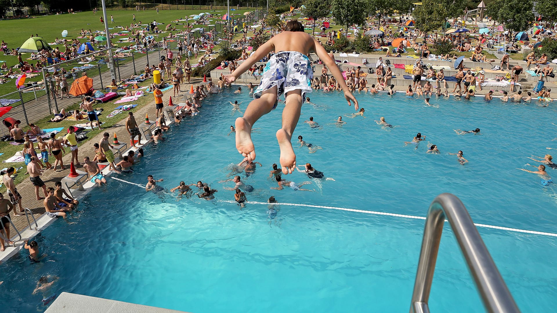 Düsseldorf Freibad Rheinbad Sommer 38 Grad