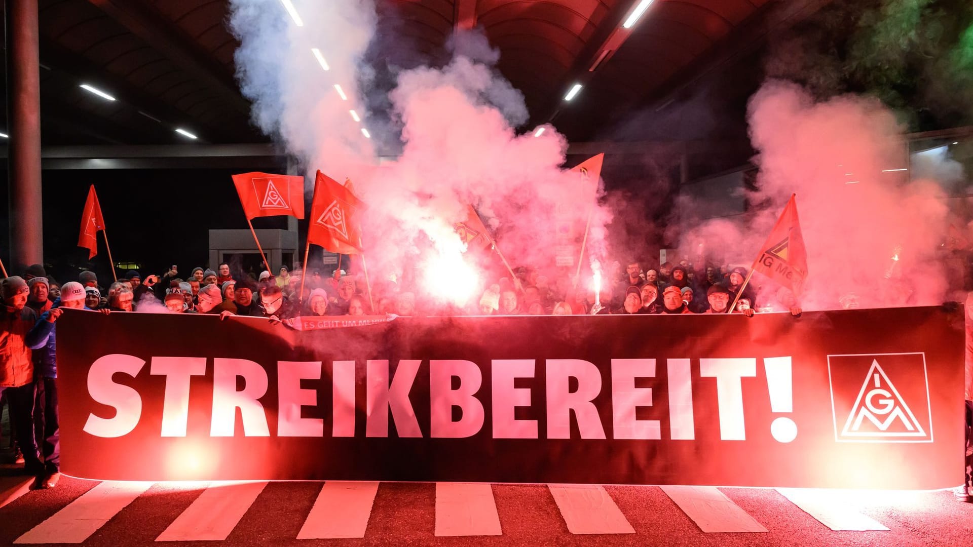 VW-Beschäftigte streiken vor einem Werk (Symbolfoto): Die Friedenspflicht endet, ab 1. Dezember sind in dem laufenden Tarifstreit dann auch Arbeitsniederlegungen möglich.