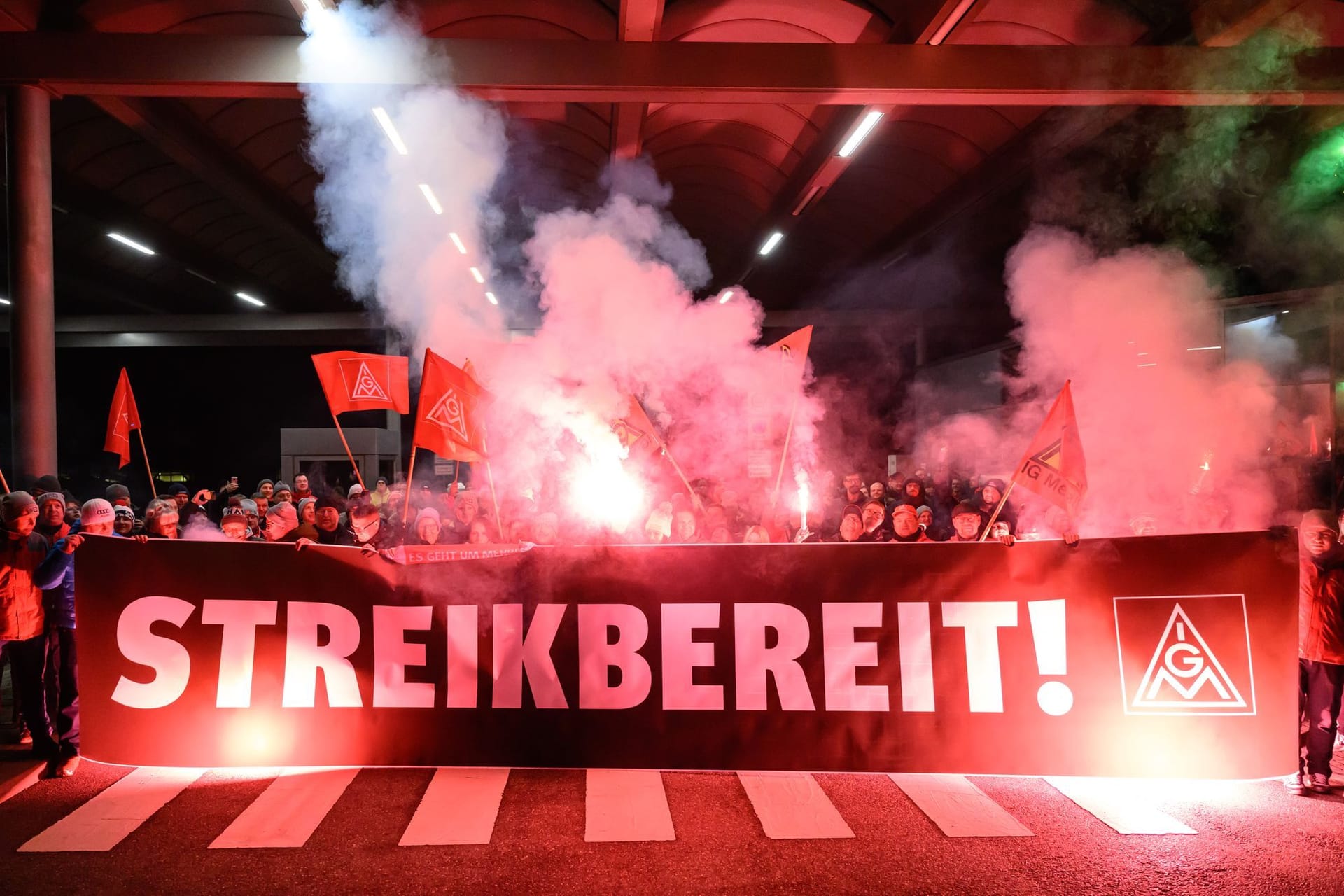 VW-Beschäftigte streiken vor einem Werk (Symbolfoto): Die Friedenspflicht endet, ab 1. Dezember sind in dem laufenden Tarifstreit dann auch Arbeitsniederlegungen möglich.