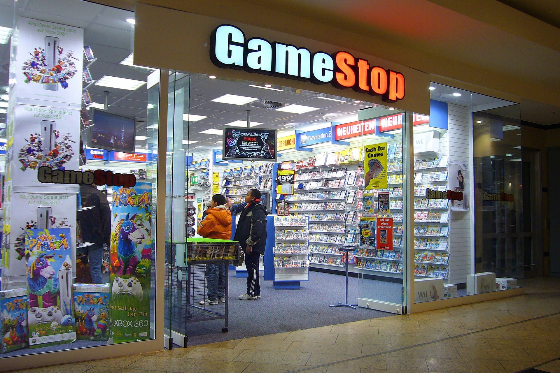 Ein Laden von Gamestop in München (Archivbild): Bald könnte für alle Geschäfte der Kette Schluss ein.