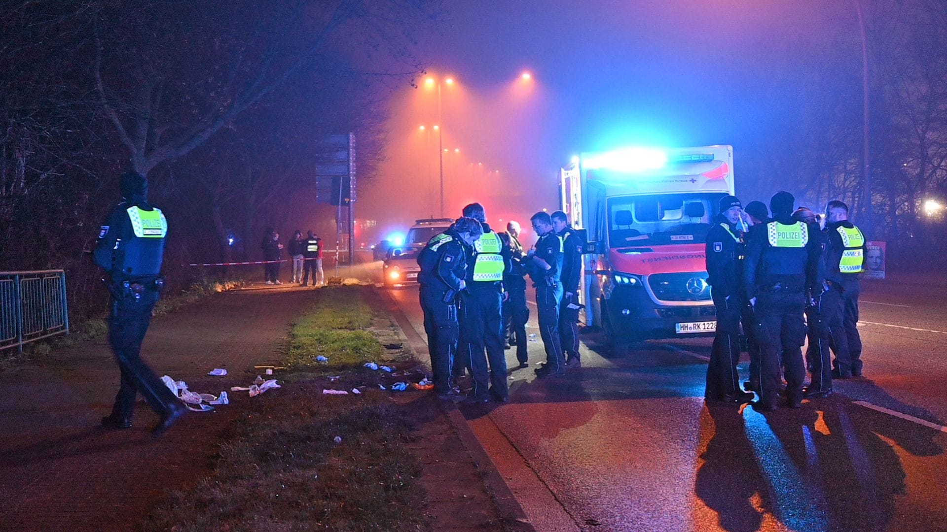 Polizeibeamte und Rettungskräfte stehen am Tatort: In Harburg wurde am Freitagabend ein Jugendlicher getötet.