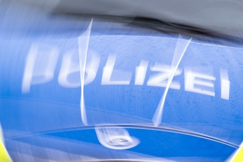 Der Schriftzug „Polizei“ auf der Kühlerhaube eines Autos, aufgenommen während einer Verkehrskontrolle an der Berliner Straße