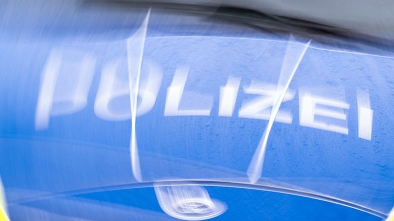 Der Schriftzug „Polizei“ auf der Kühlerhaube eines Autos, aufgenommen während einer Verkehrskontrolle an der Berliner Straße