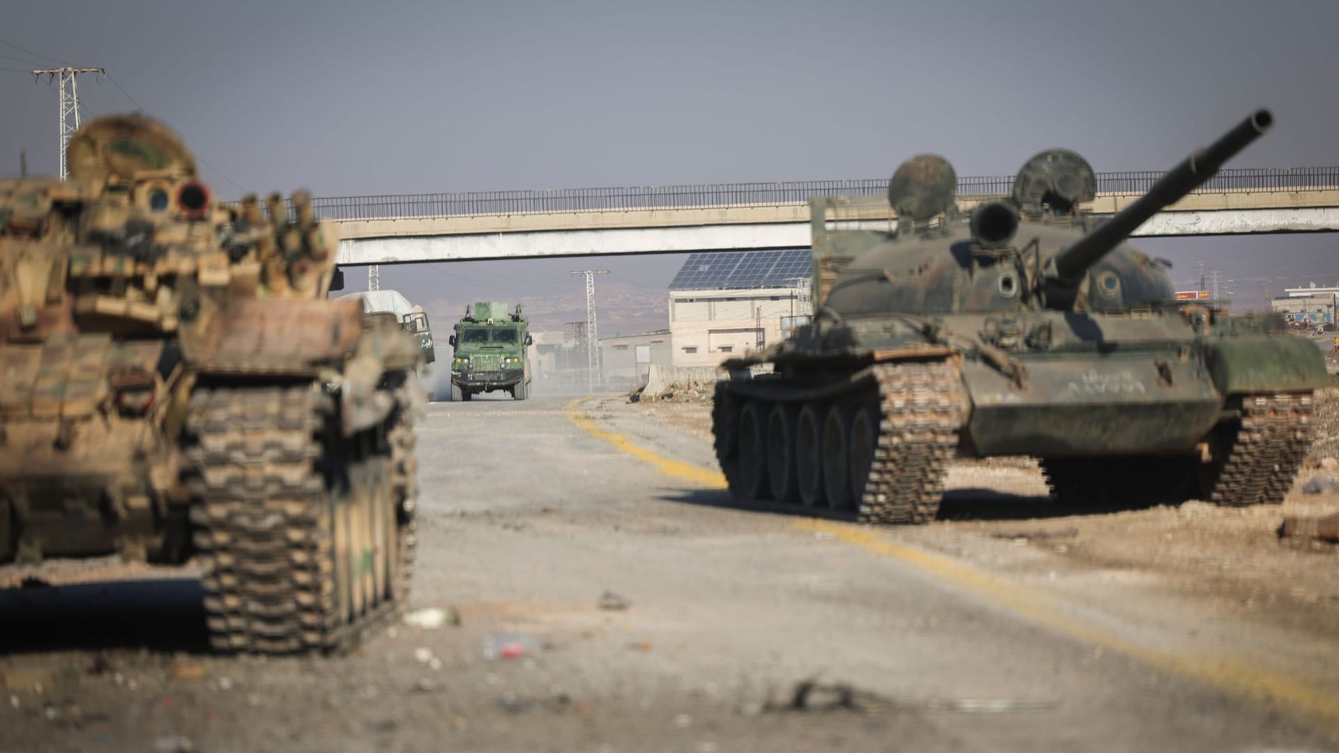 Hama: Verlassene gepanzerte Fahrzeuge der syrischen Armee stehen auf einer Straße, während oppositionelle Aufständische die Außenbezirke kontrollieren.