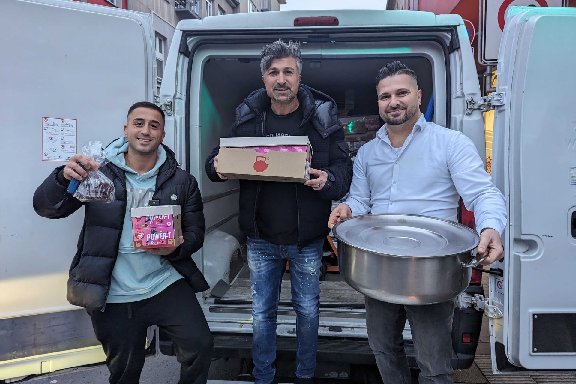 Chico (Mitte) mit Emin Kaya (rechts) und Nadiem Bahjat (links): Gemeinsam übergaben sie die Spenden dem Gast-Haus auf der Rheinischen Straße.