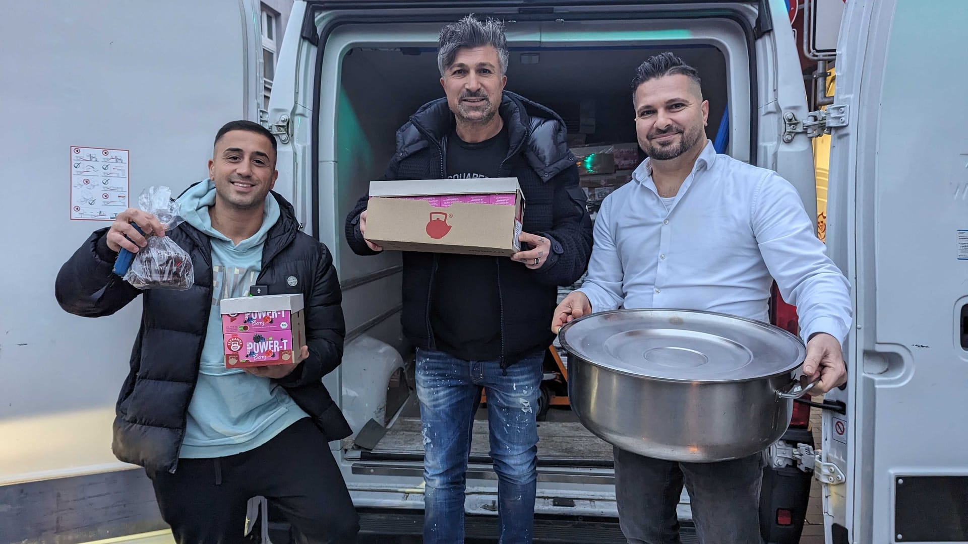 Chico (Mitte) mit Emin Kaya (rechts) und Nadiem Bahjat (links): Gemeinsam übergaben sie die Spenden dem Gast-Haus auf der Rheinischen Straße.