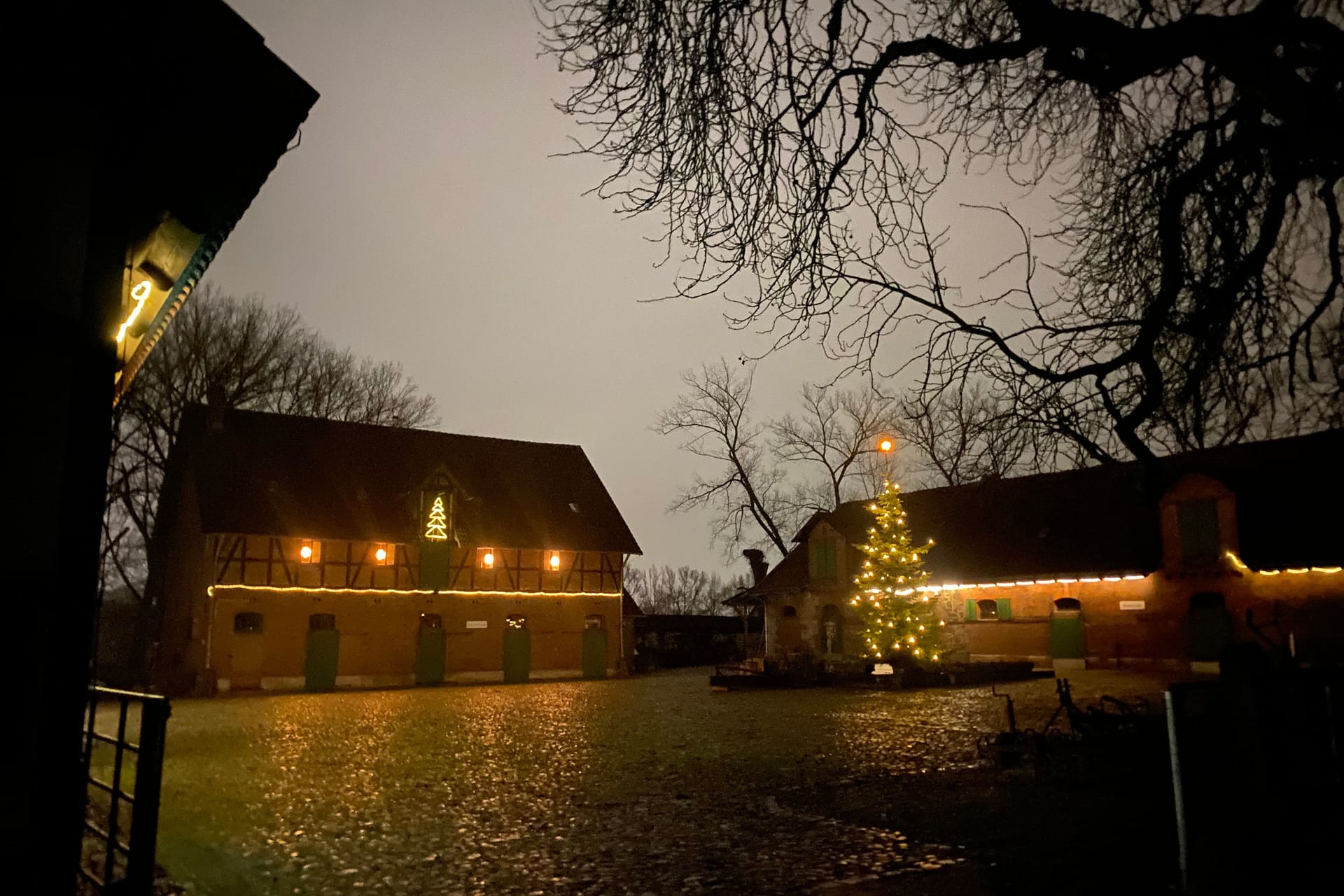 Weihnachtlich leuchtet es schon auf dem alten Gutshof: Am zweiten Advent findet hier ein Weihnachtsmarkt statt.