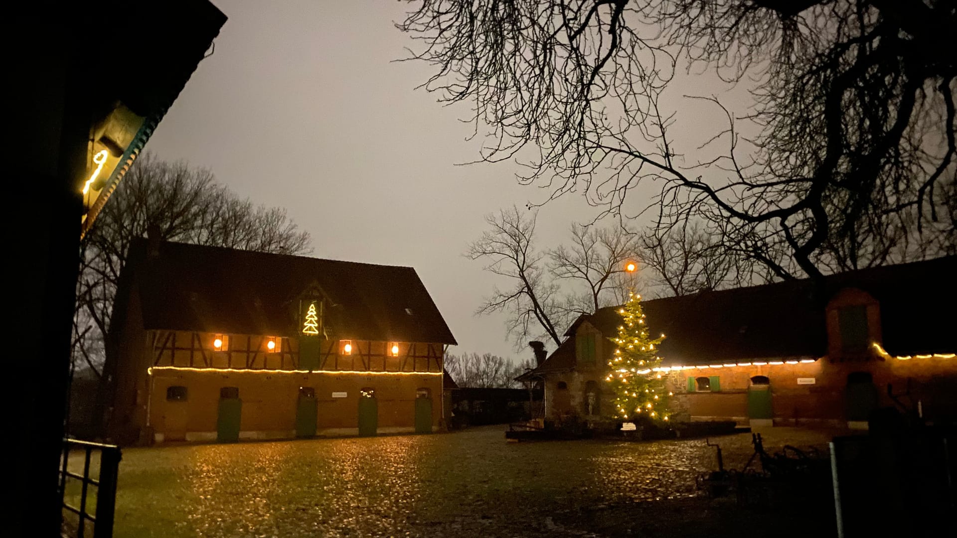 Weihnachtlich leuchtet es schon auf dem alten Gutshof: Am zweiten Advent findet hier ein Weihnachtsmarkt statt.