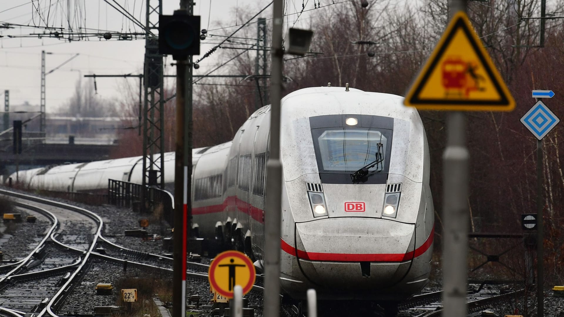 Ein ICE fährt auf einem Gleis (Symbolbild): Eine Signalstörung brachte den Bahnverkehr bei Braunschweig durcheinander.