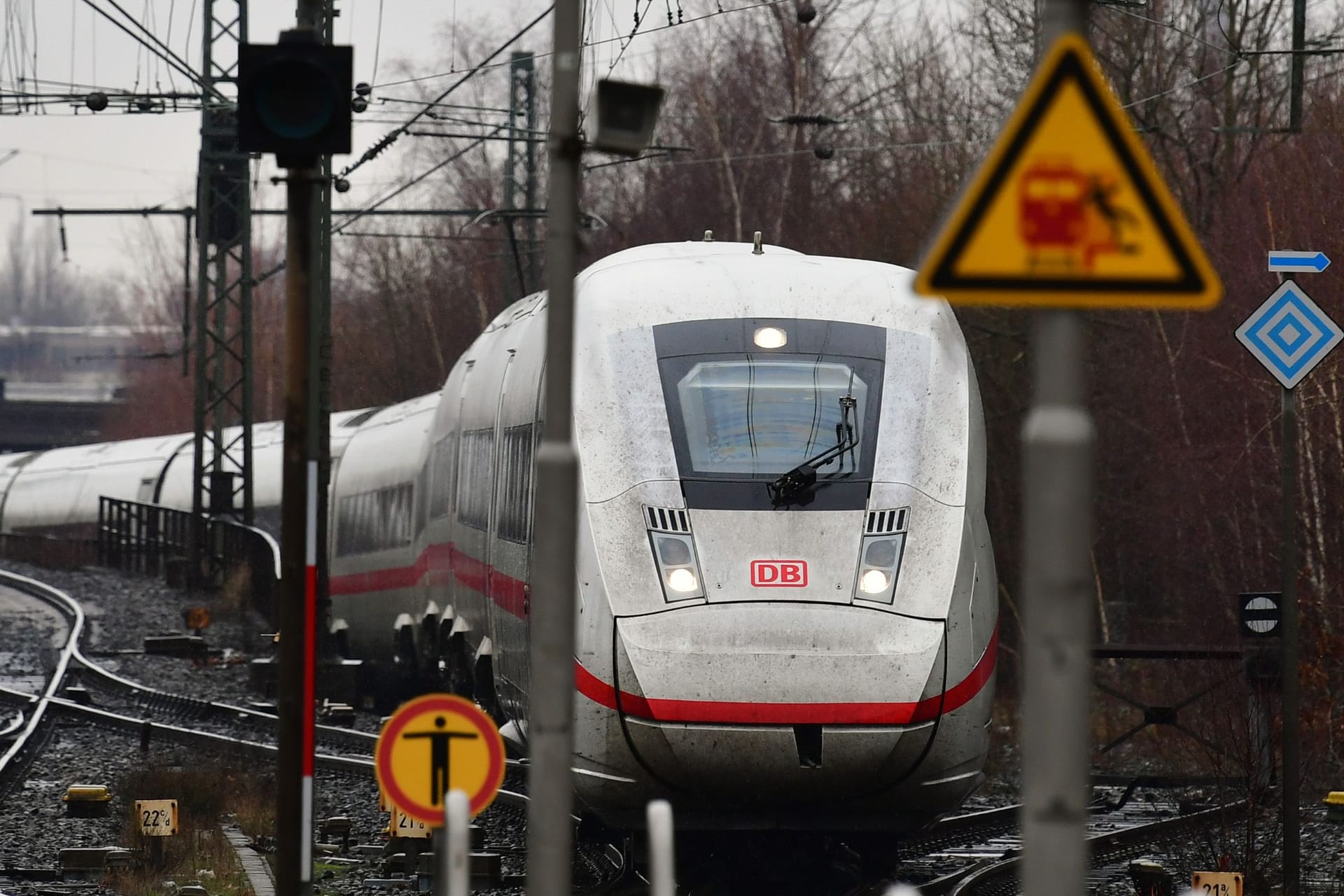 Ein ICE fährt auf einem Gleis (Symbolbild): Eine Signalstörung brachte den Bahnverkehr bei Braunschweig durcheinander.