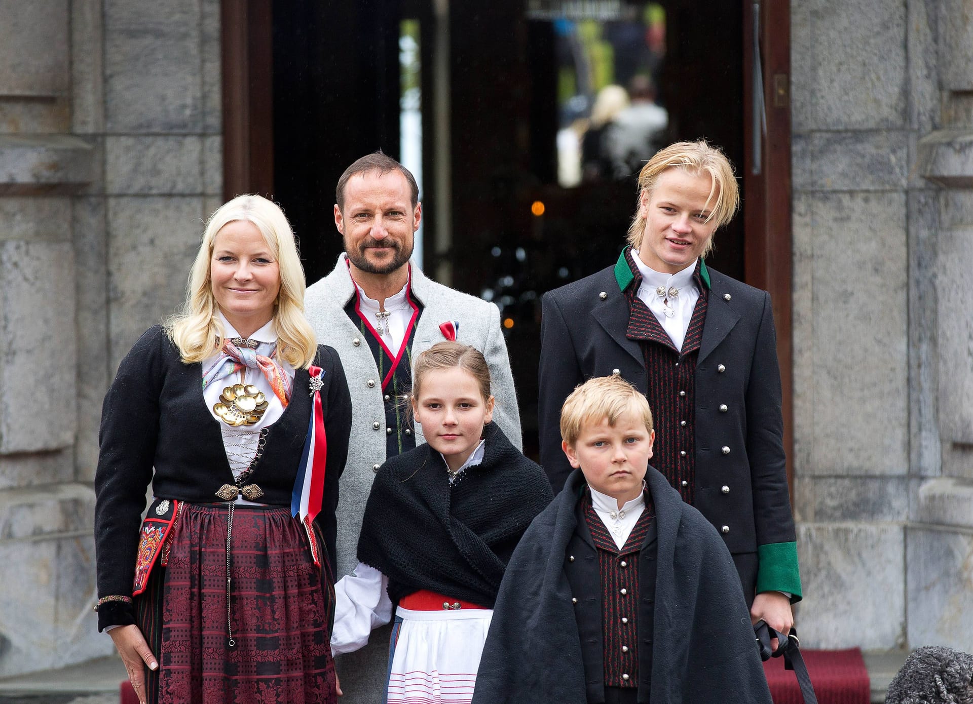 Prinzessin Mette-Marit und Prinz Haakon, ihre beiden gemeinsamen Kinder Prinzessin Ingrid Alexandra und Prinz Sverre Magnus sowie Marius Borg Høiby im Jahr 2015