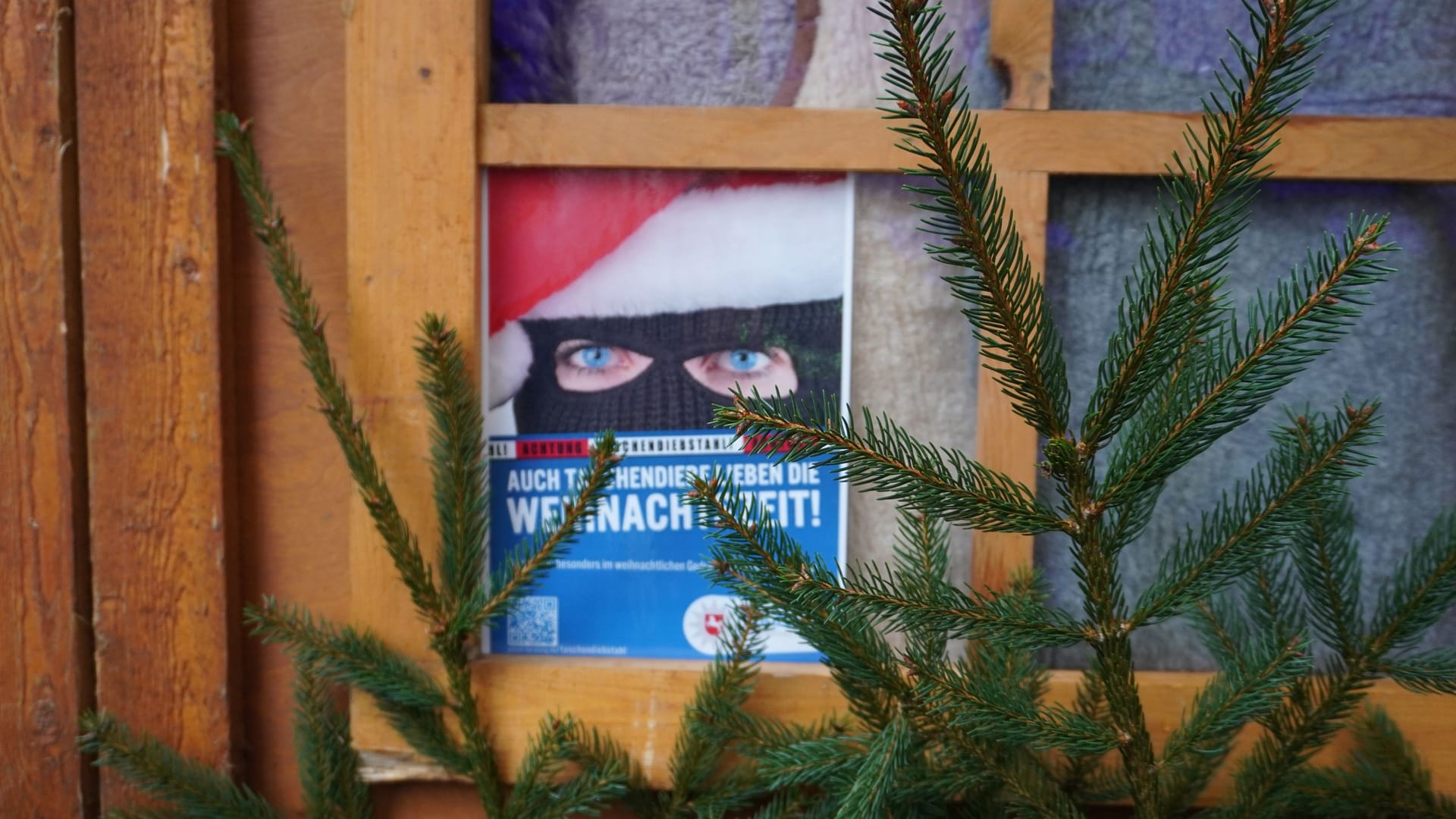 Prävention auf dem Weihnachtsmarkt: Mit dieser Plakataktion appelliert die Polizei an die Besucher.