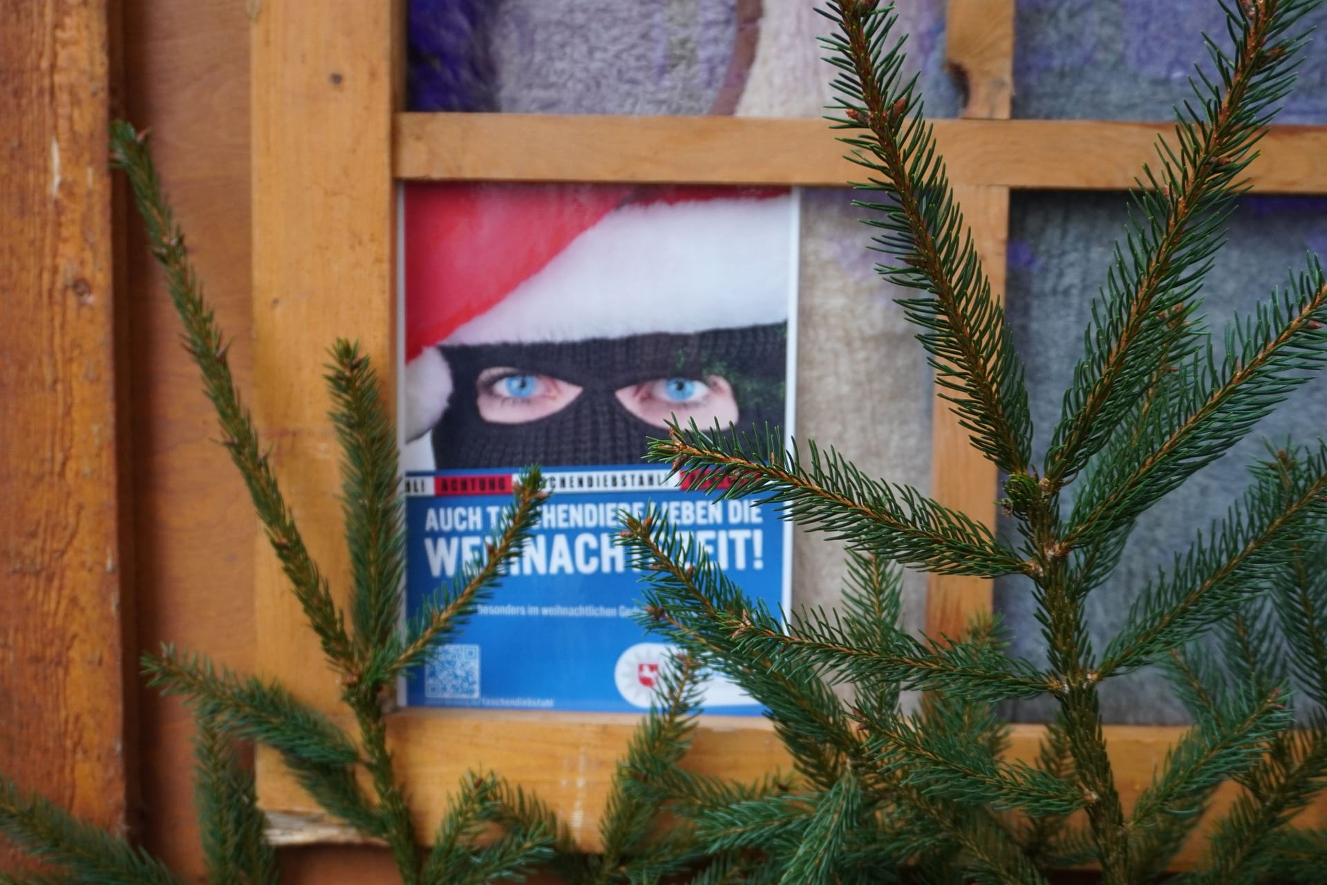 Prävention auf dem Weihnachtsmarkt: Mit dieser Plakataktion appelliert die Polizei an die Besucher.