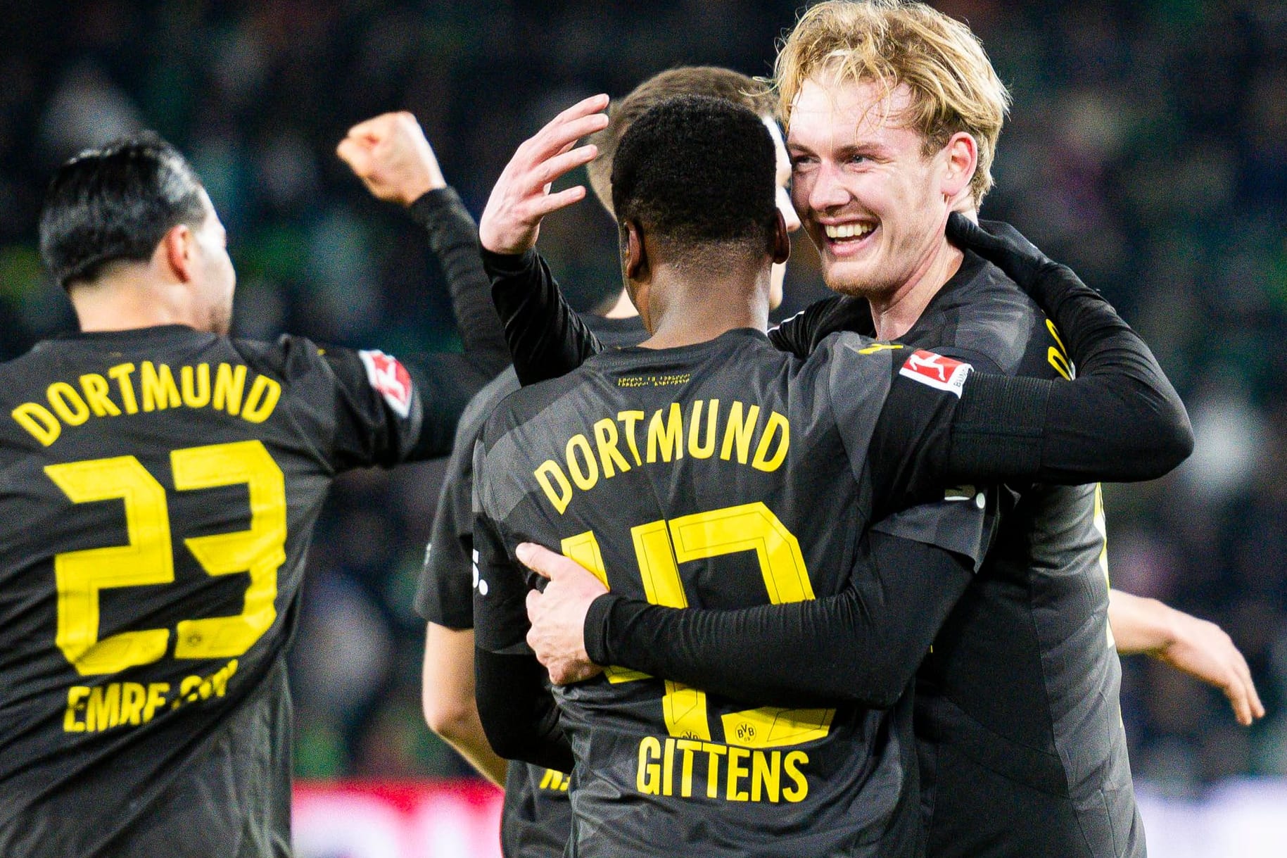 Jubel bei Julian Brandt (r.) und seinen Teamkollegen: In Wolfsburg feierte der BVB einen wichtigen Sieg.