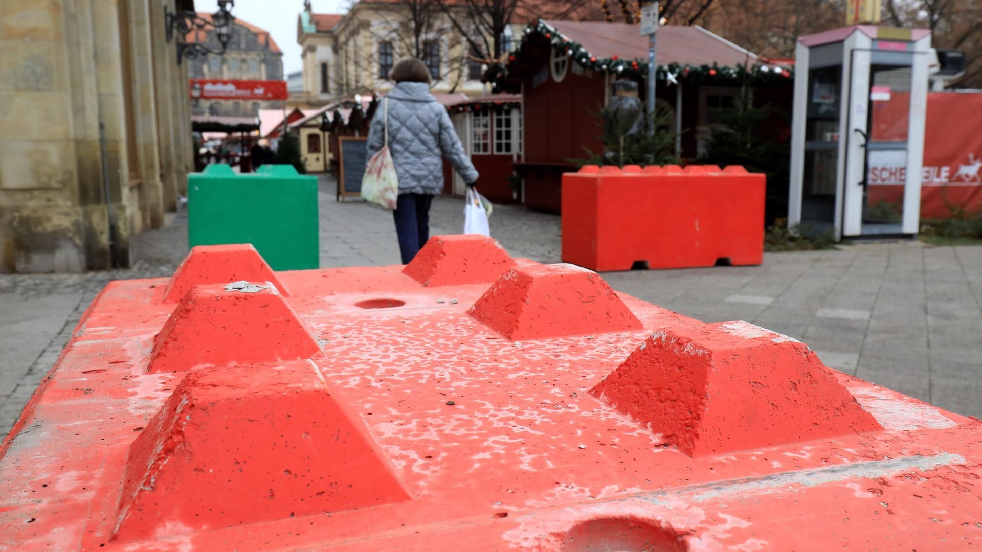 Vorbereitung im November - Weihnachtsmarkt in Magdeburg