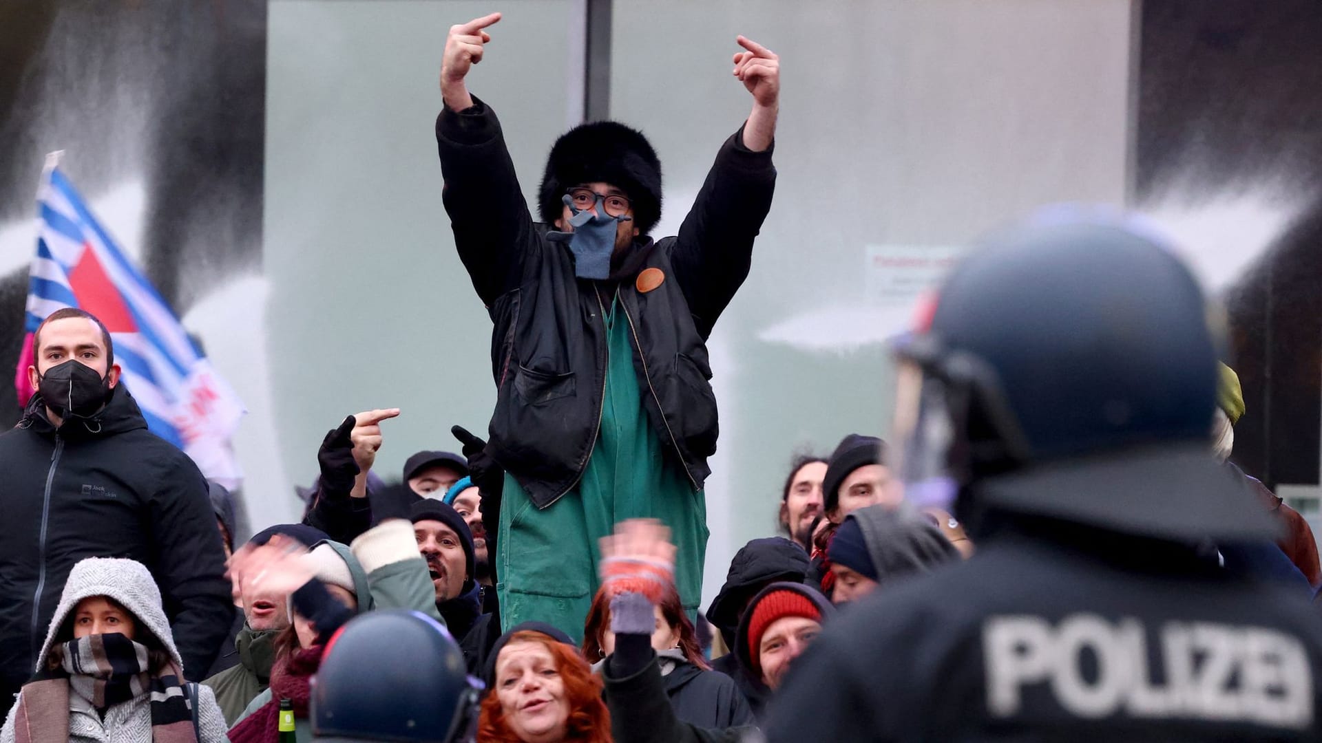 Am rechtsextremen Aufmarsch beteiligten sich etwa 60 Personen: Dem stellten sich laut Polizeiangaben 2.500 bis 3.000 Gegendemonstranten entgegen.