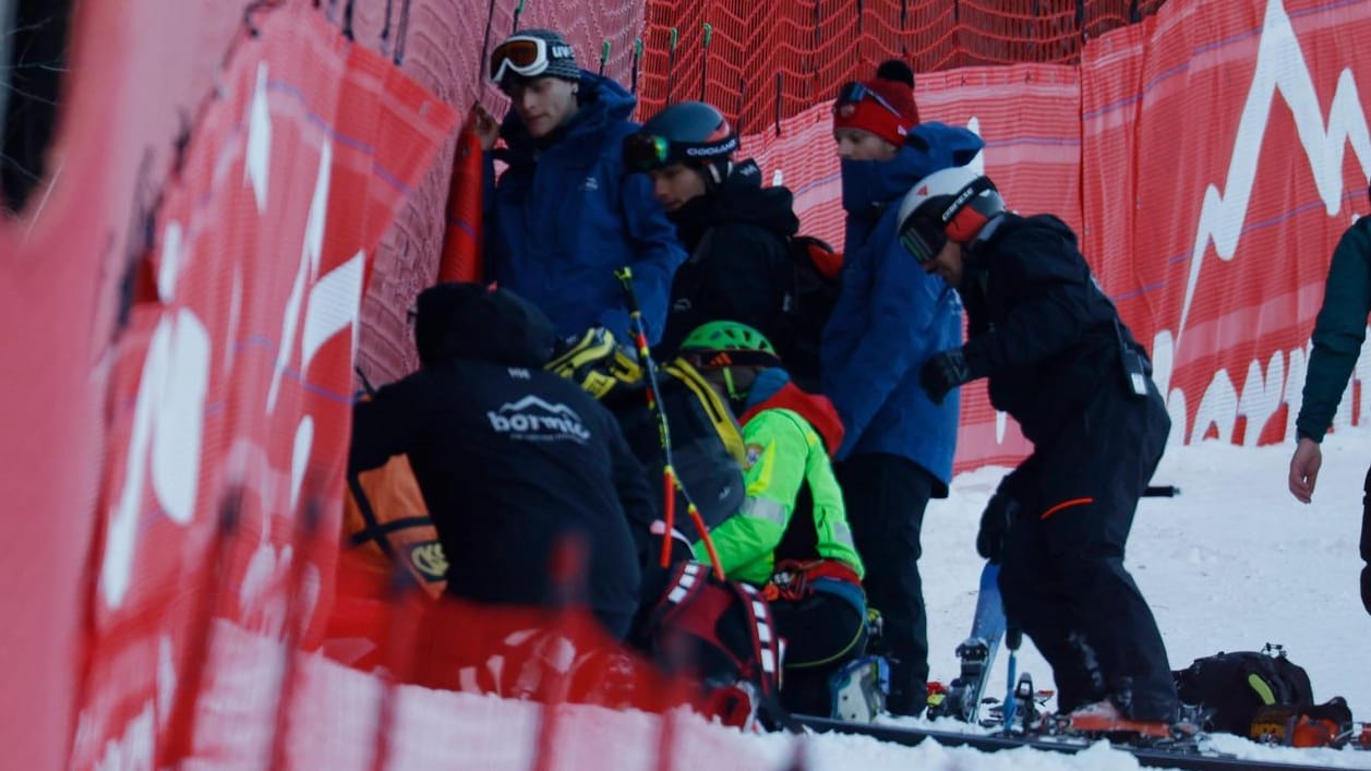 Cyprien Sarrazin: Der Skirennfahrer muss nach einem Sturz in Bormio mit dem Rettungshubschrauber abtransportiert werden.