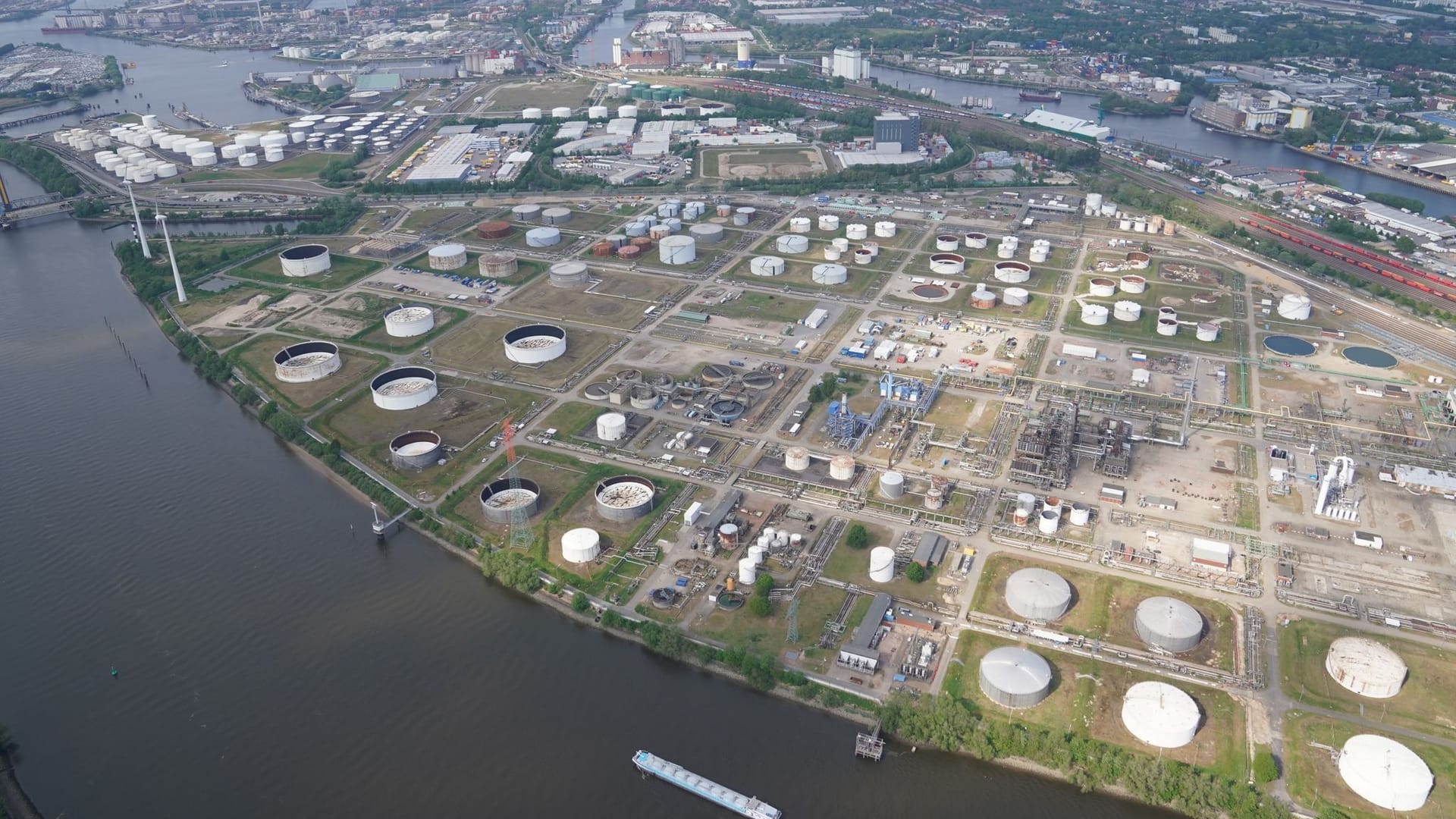 Blick auf die Öltanks der Shell-Raffinerie im Hamburger Hafen: Vor dem Bau der A26-Ost muss die Fläche saniert werden.