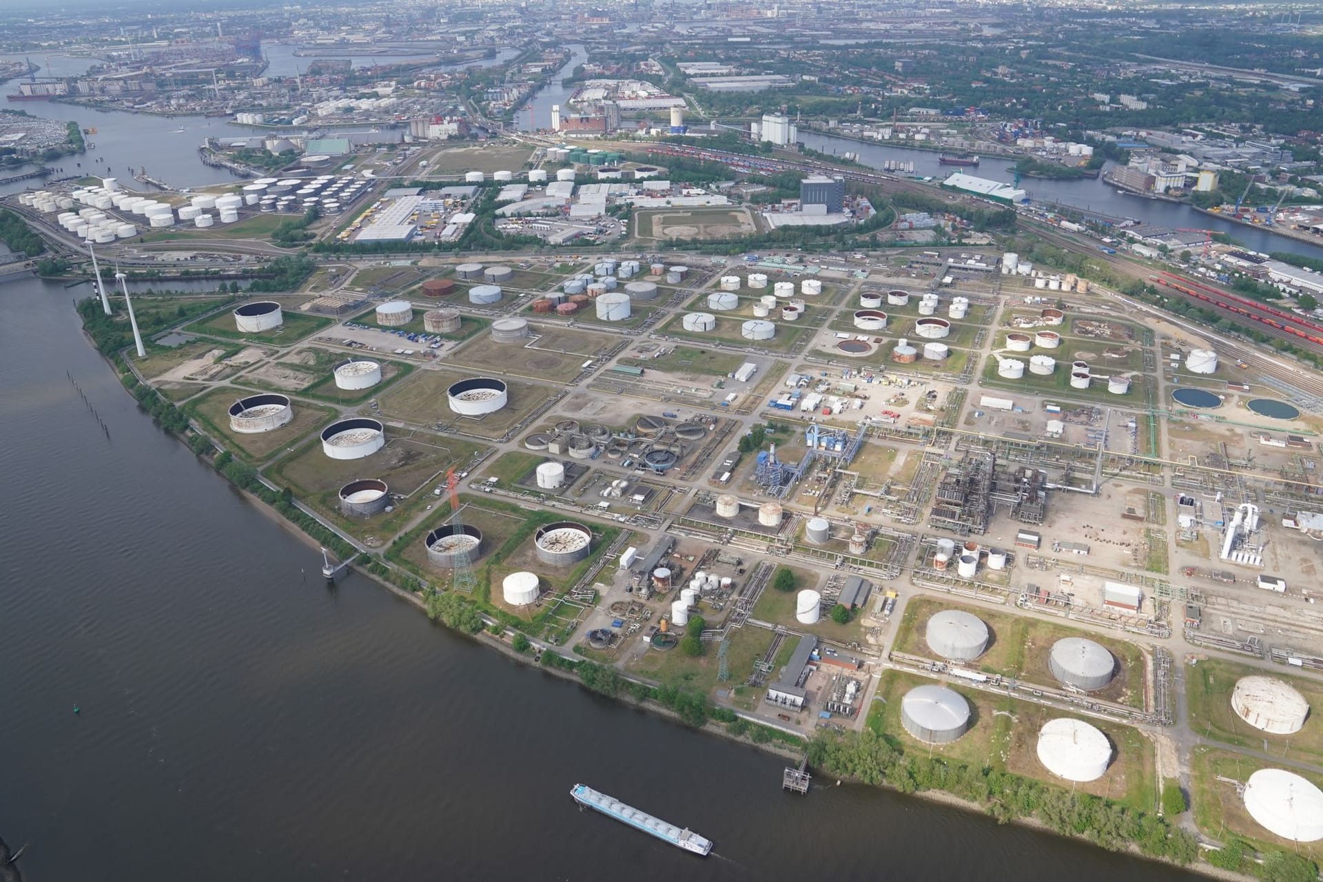 Blick auf die Öltanks der Shell-Raffinerie im Hamburger Hafen: Vor dem Bau der A26-Ost muss die Fläche saniert werden.