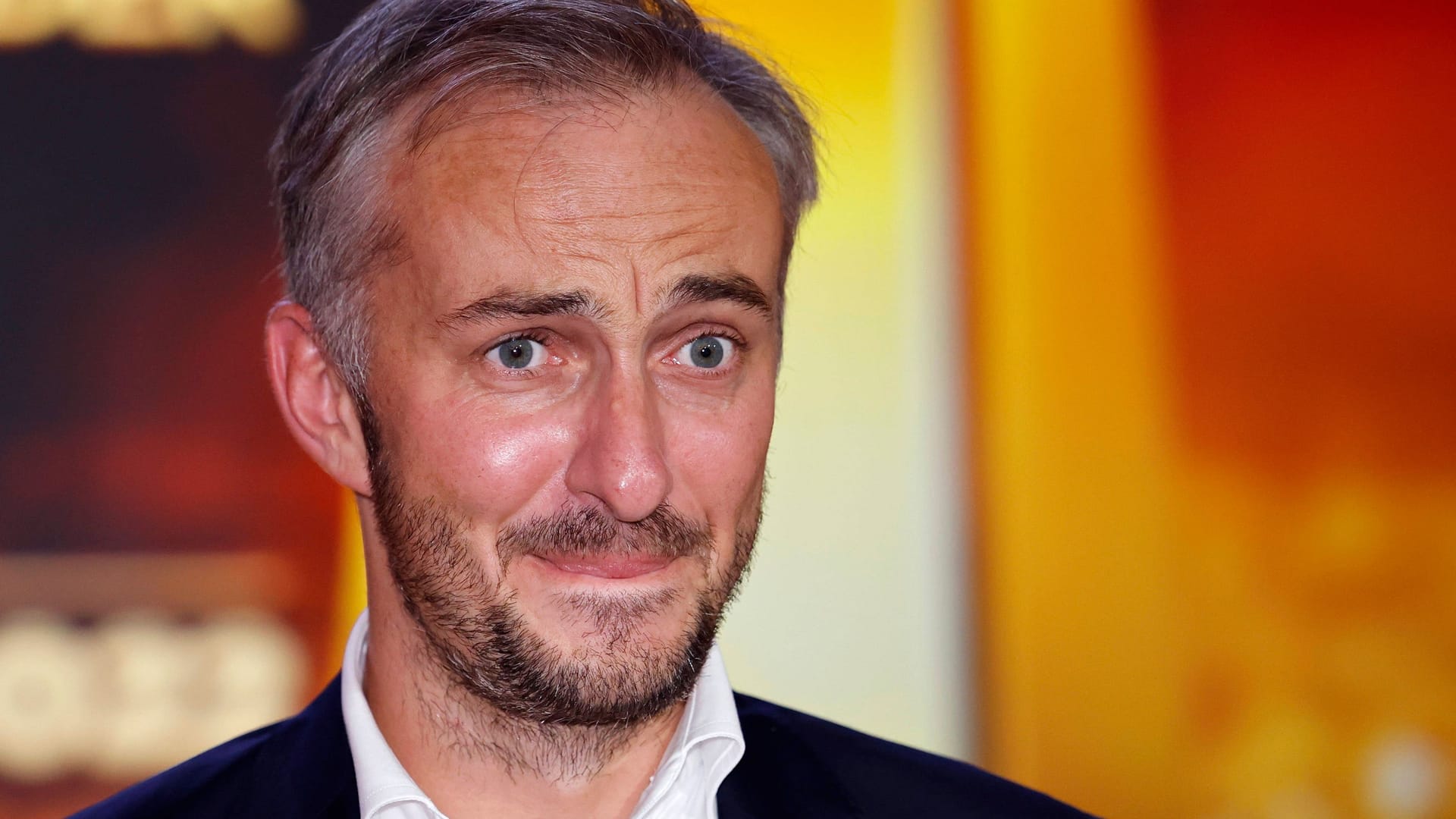 Jan Böhmermann: Er plauderte in "Böhmi brutzelt" mit Promis am Herd.
