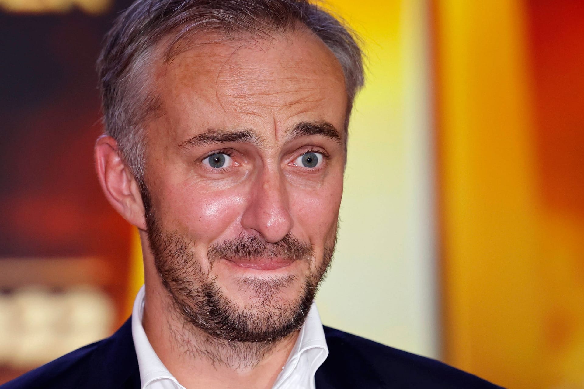 Jan Böhmermann: Er plauderte in "Böhmi brutzelt" mit Promis am Herd.