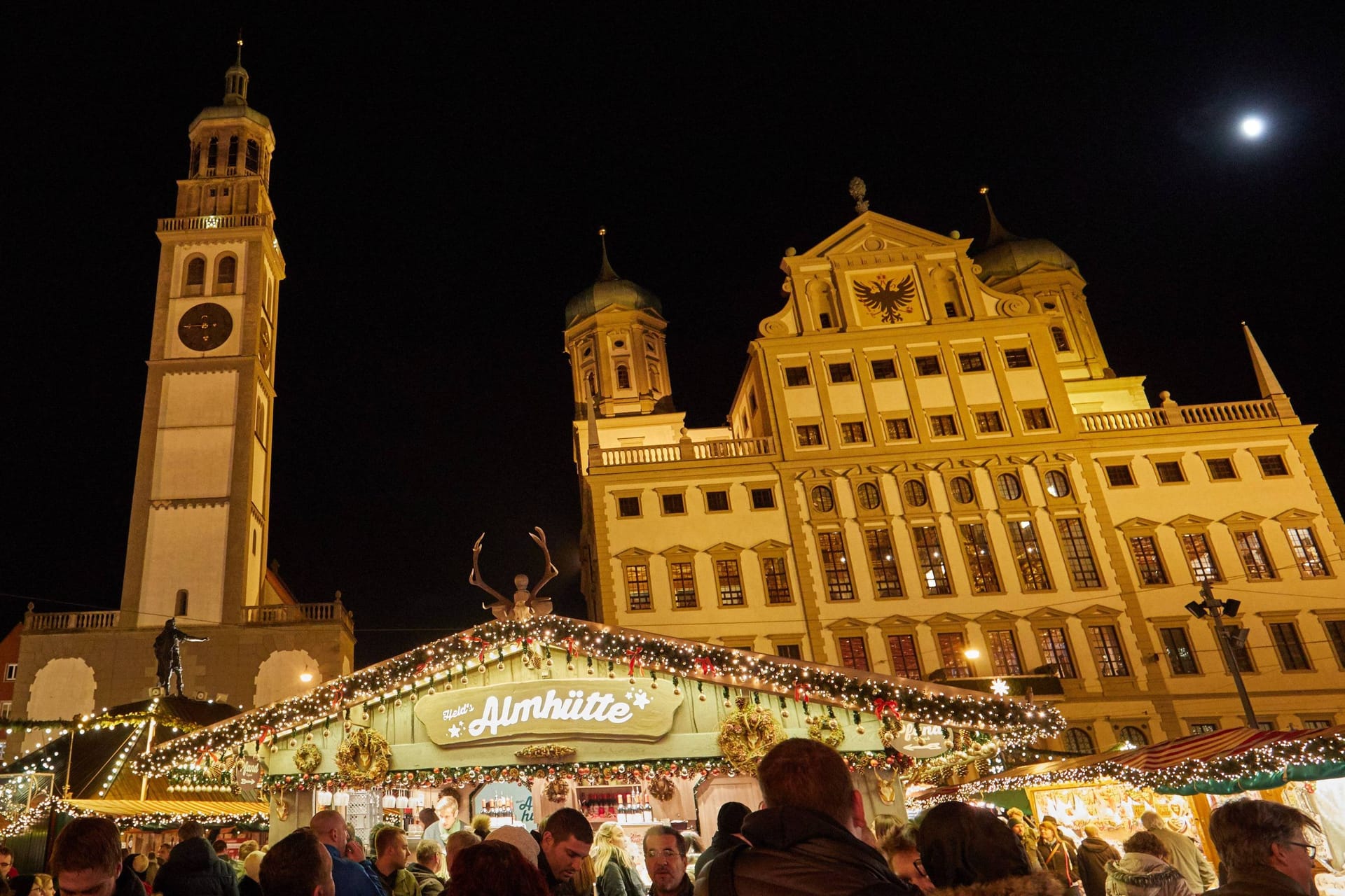 Der "Christkindlesmarkt" in Augsburg: Der Hinweis auf den mutmaßlichen Attentäter soll von einem ausländischen Geheimdienst gekommen sein.