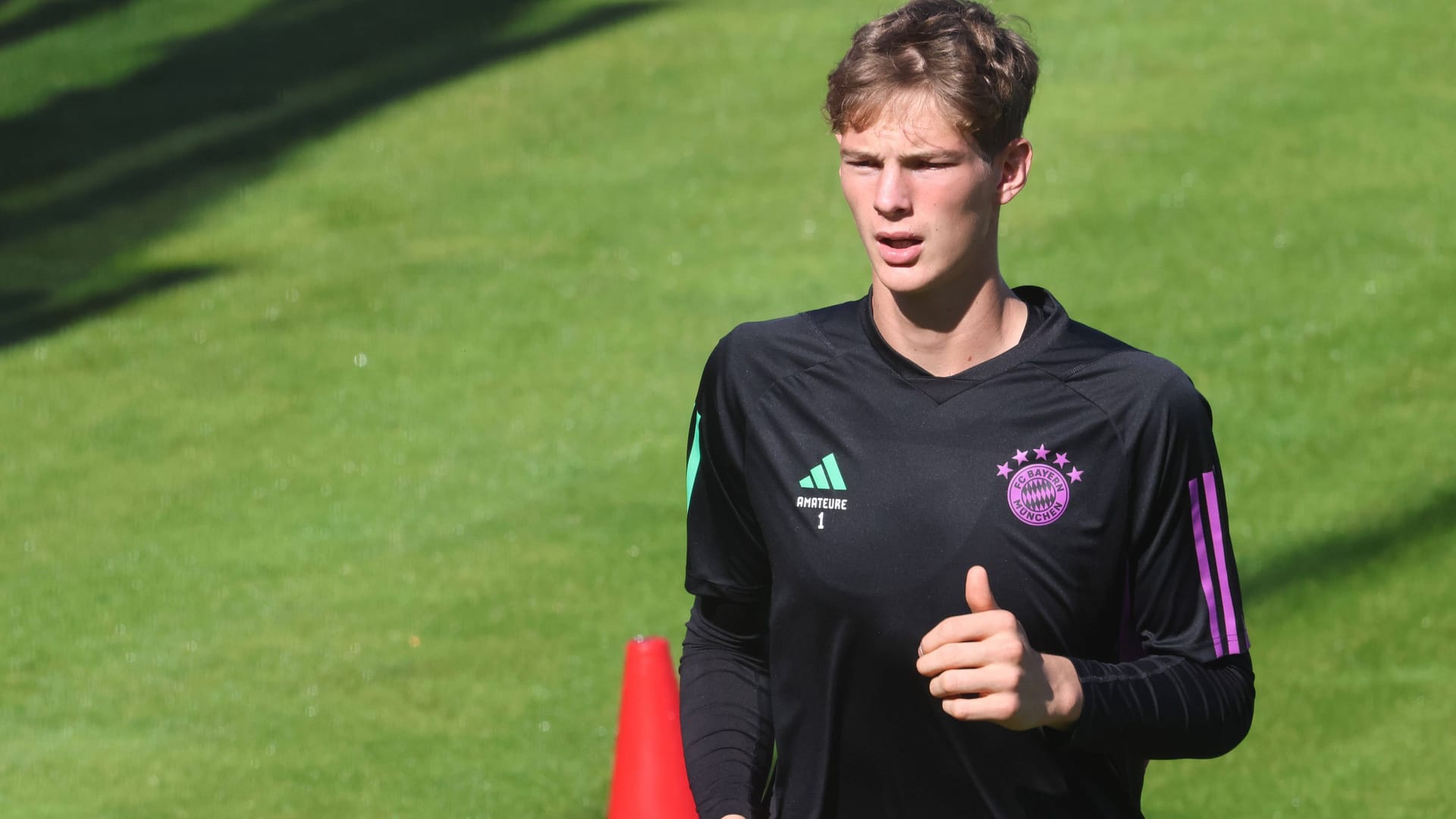 Tom Ritzy Hülsmann im Training beim FC Bayern: Der junge Keeper ist mehr als zwei Meter groß.